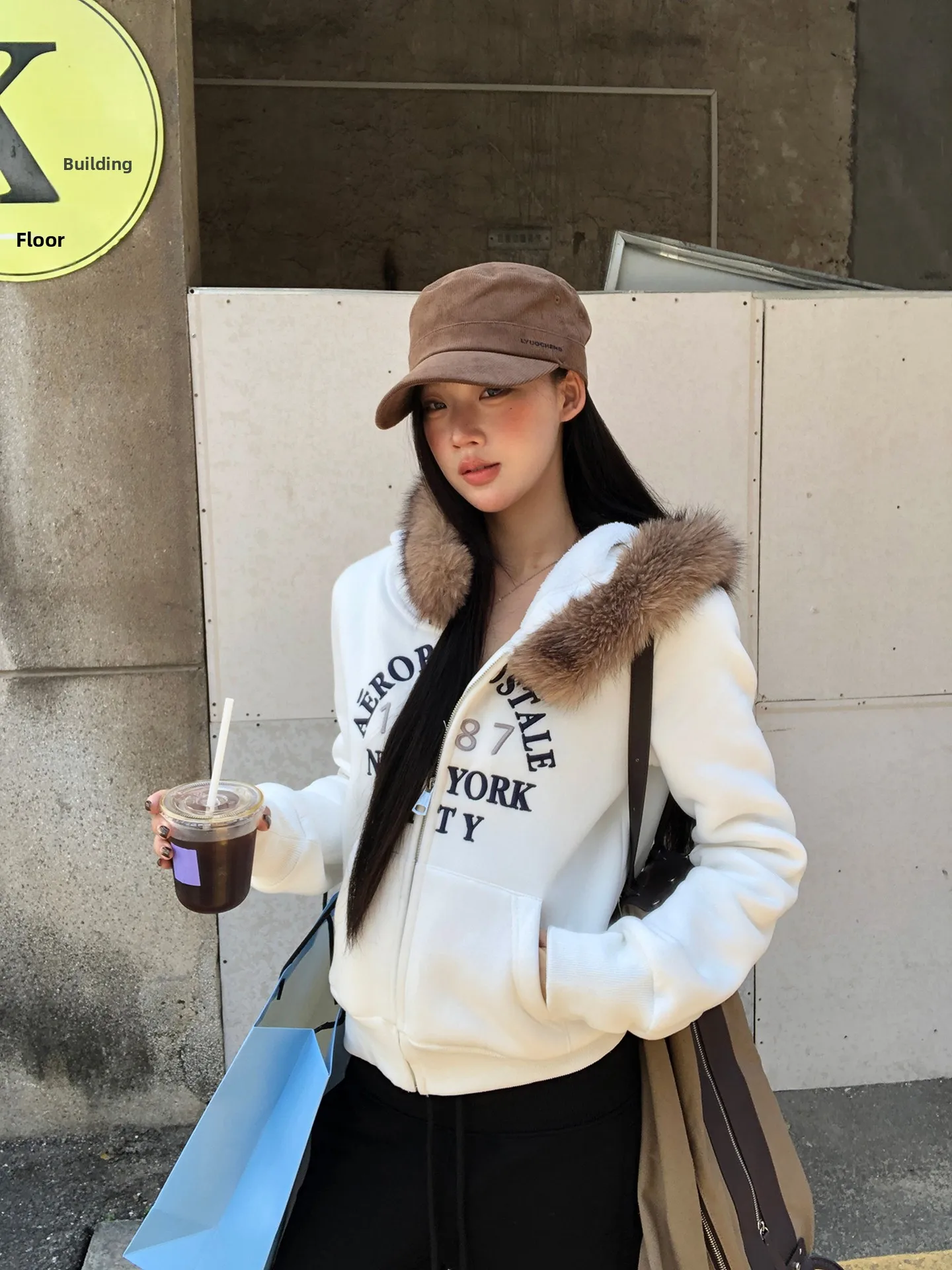 

Красная женская толстовка Red Celebri Studio с капюшоном, новая весенняя коллекция 2026, приталенная, белая, для повседневной носки, с длинным рукавом