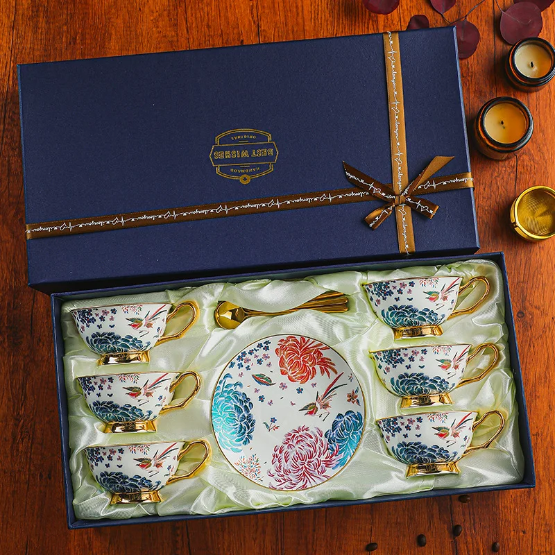 

Европейский набор кофейных чашек и тарелок с вышивкой из костяного фарфора, набор для послеобеденного чая на английском языке, подарочная коробка