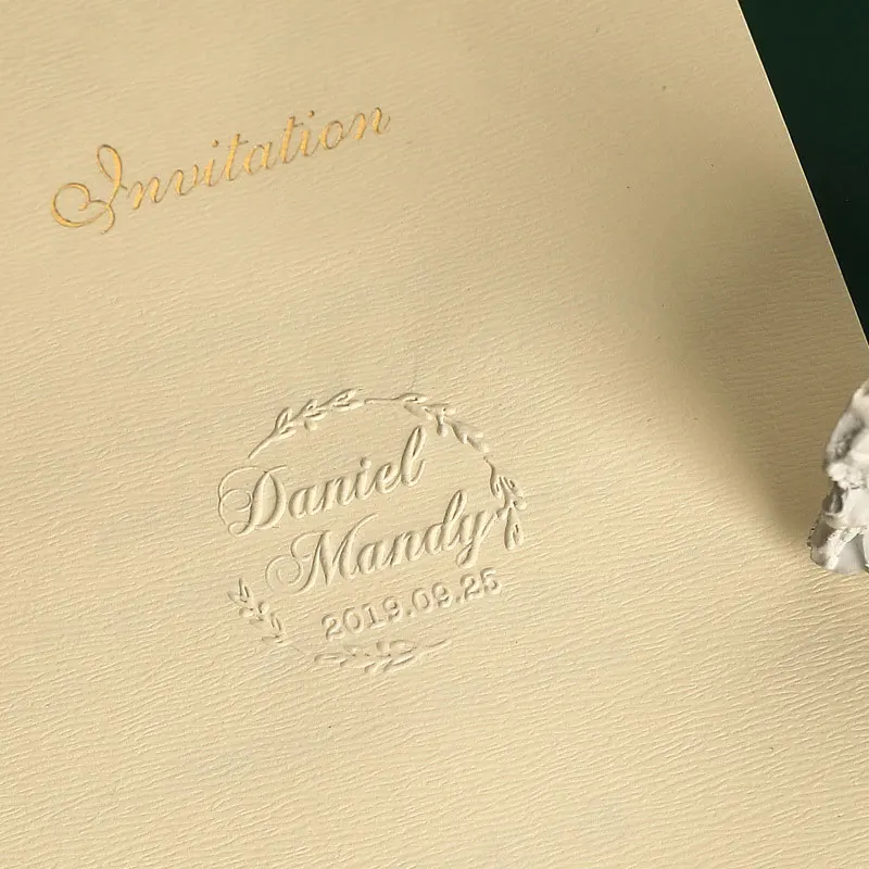 Timbro in rilievo LOGO Personalizzato Matrimonio Goffratura Sigillo Personalizzazione per Lettera Testa Busta da sposa Laurea Decora