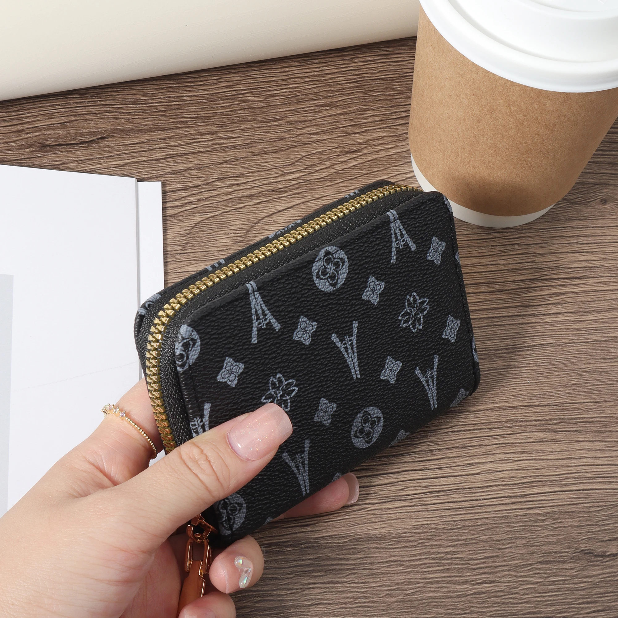 High quality PU leather credit card storage bag with easy to carry multiple card holders and versatile card holders, perfect for