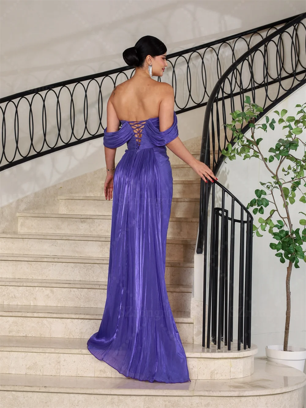 Abito da sera plissettato con tubino greco grazioso su misura con spalle scoperte che borda l'abito arabo saudita con spacco laterale sul retro e lunghezza del pavimento