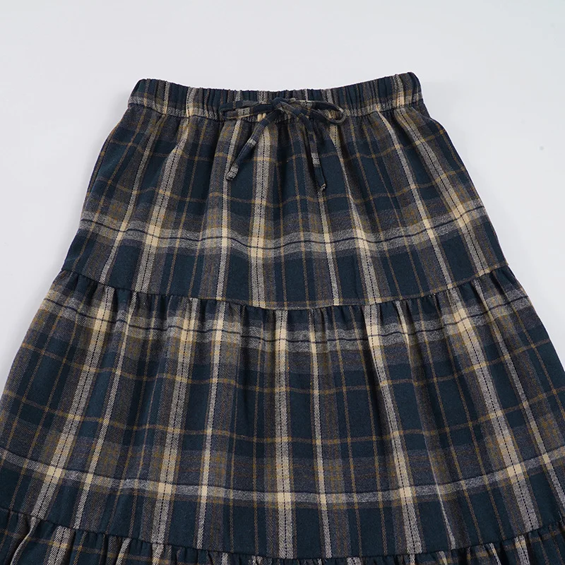 レトロなカレッジスタイルのストライプ柄、コントラストカラーのレースアップ、スリムなロングスカート（女性用）