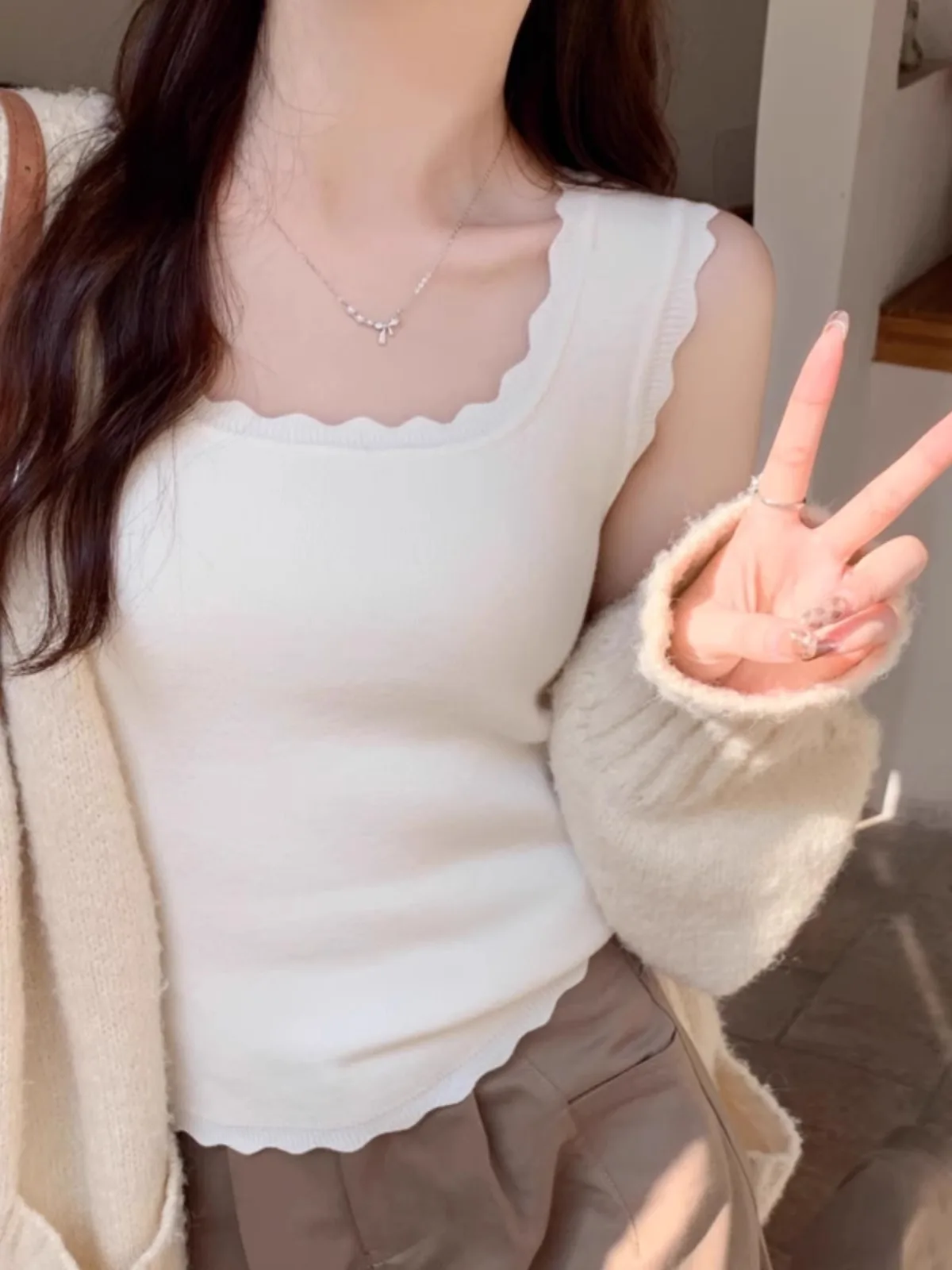 

Cozy & Chic. A Feminine Lace Vest, Plushly Lined for Warmth. Your Winter Staple。