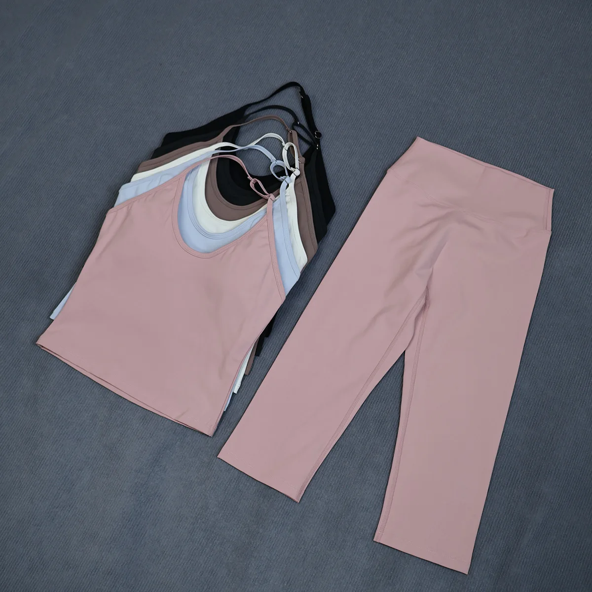 Damen Sommer-Sportset 2-teilig Ärmellose Stoßfeste Weste Capri-Leggings 3/4 Zweiteiliger Fitness-Yoga-Laufanzug für Outdoor-Aktivitäten – Detail 22