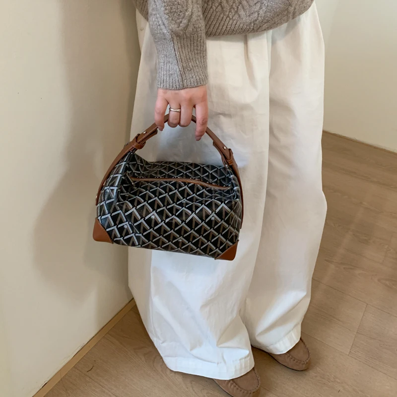 

​ Изогнутая пуховая сумка 2025 года для работы, женская сумка через плечо и через плечо с мягкой структурированной верхней ручкой