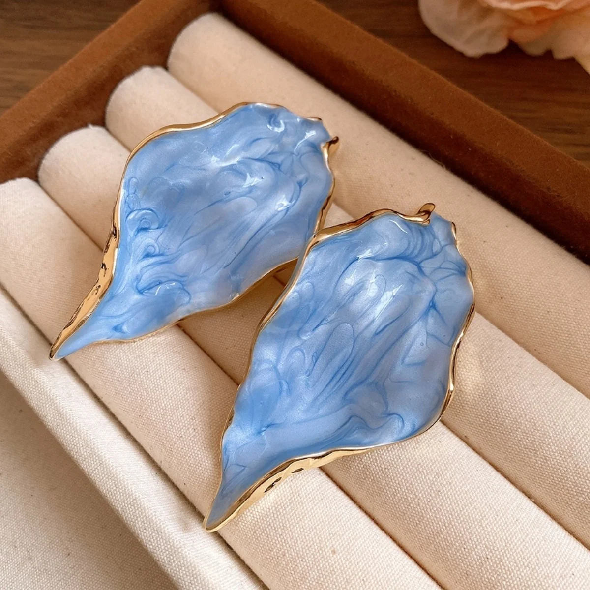 Einzigartiges Design Große Blatt-Statement-Ohrstecker für Frauen, Gekräuselte Gehämmerte Bunte Emaille-Baumblätter-Ohrringe, Partyschmuck – Detail 27