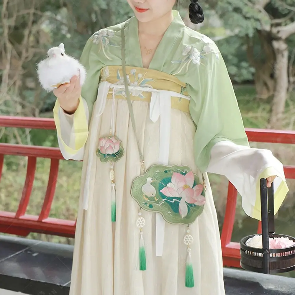 

Сумка на плечо с милой вышивкой лотоса, аксессуары Hanfu, китайская сумка Hanfu ручной работы, элегантная сумка для телефона с кисточками в античном стиле