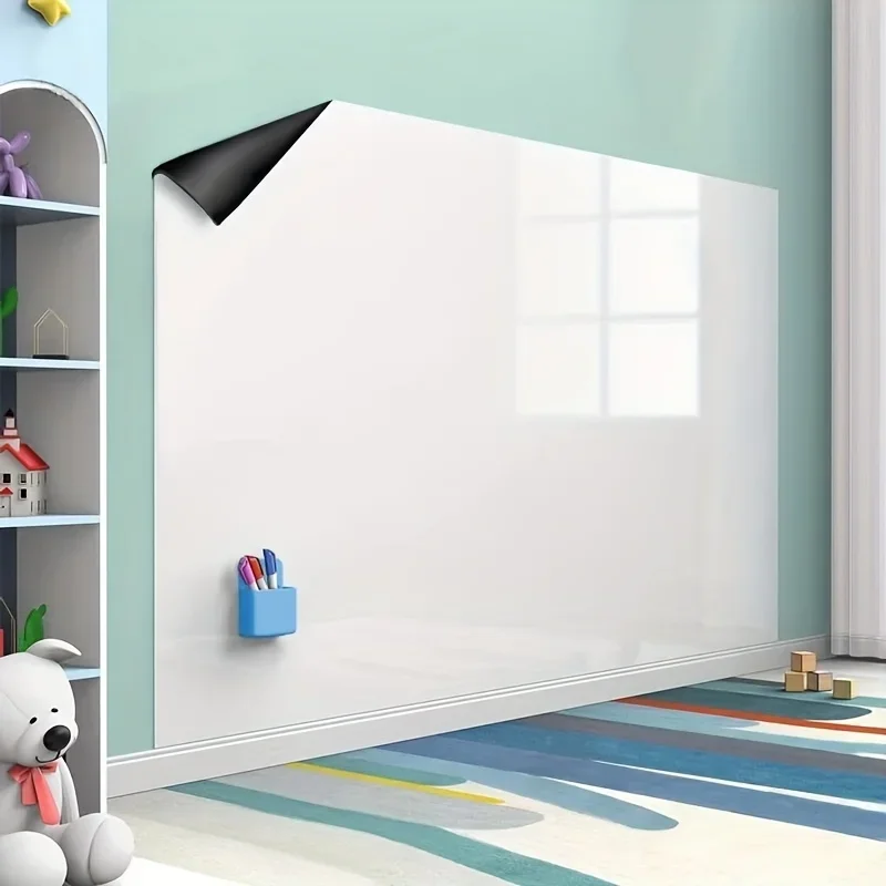 Samoprzylepna tablica suchościeralna w rolce – łatwa instalacja w domu, biurze i klasie, bez uszkodzeń przy usuwaniu.