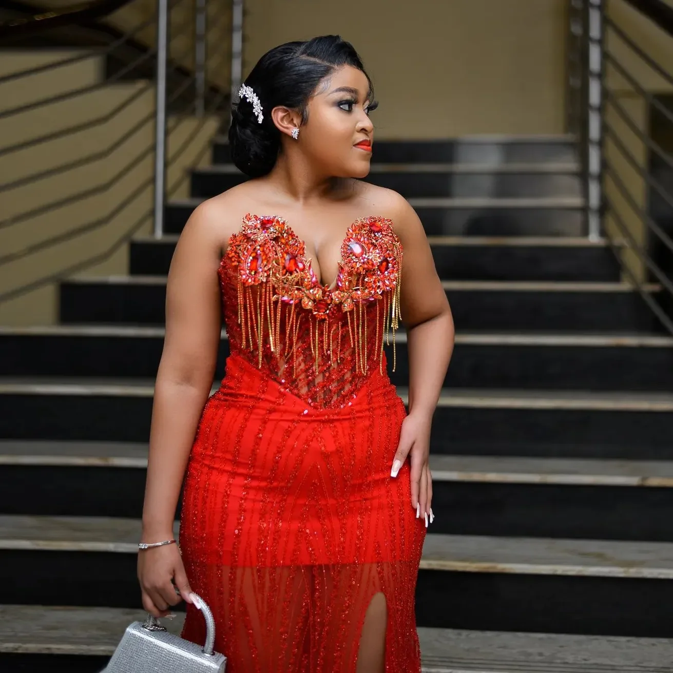 高級レッドマーメイドウエディングドレスストラップレスビーズクリスタルタッセルイブニングドレスサイドスプリットセクシーセレブパーティードレスカスタマイズ