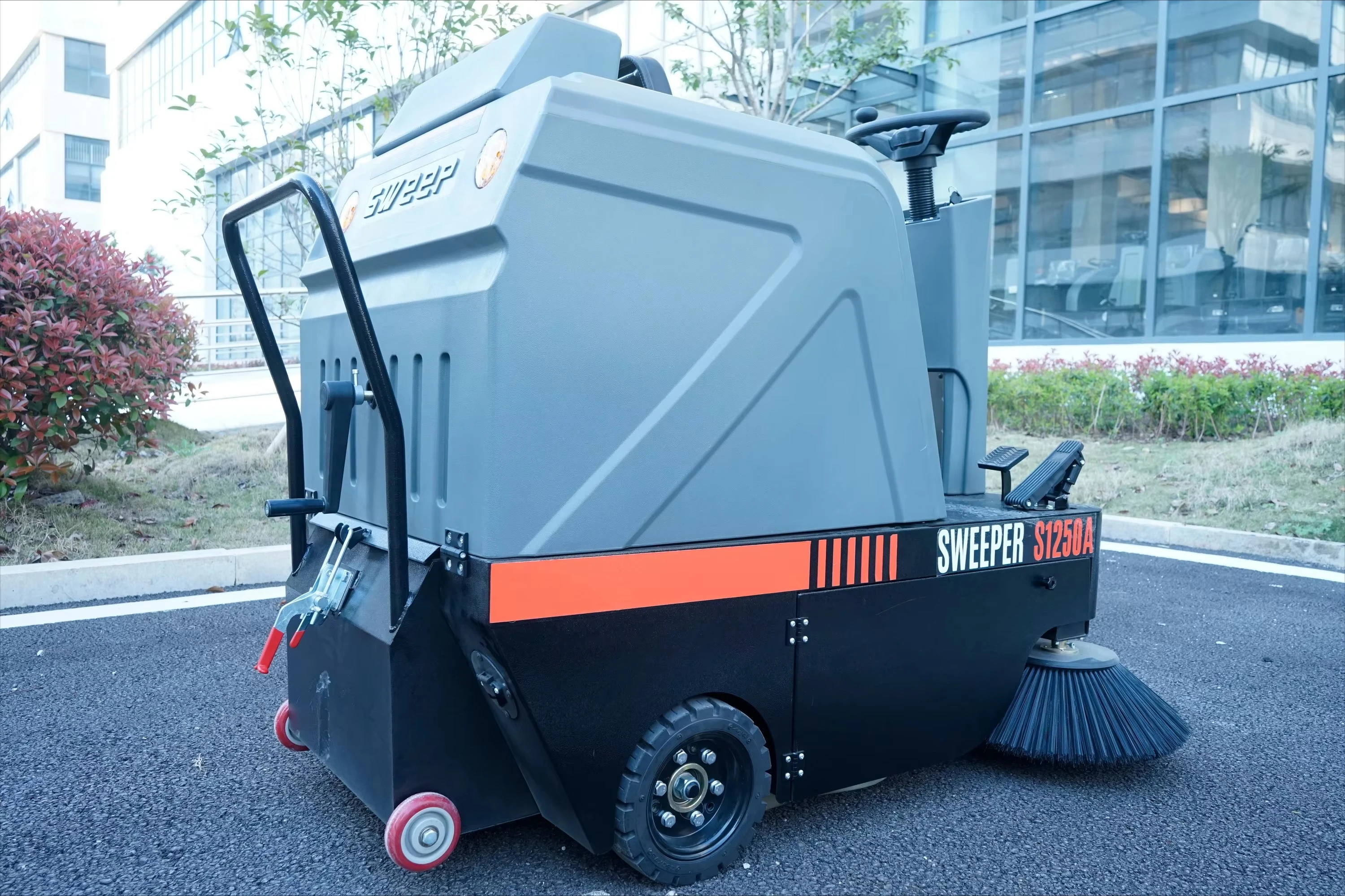 New Wet Industrial Floor Sweeper Machine Automatic Sweeper Cleaning Equipment Professional Ride-On Electric Sweeper