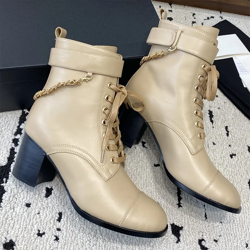 

Высококачественные женские короткие ботинки из натуральной кожи на среднем каблуке с металлической цепочкой и шнуровкой, элегантная женская обувь 25110889