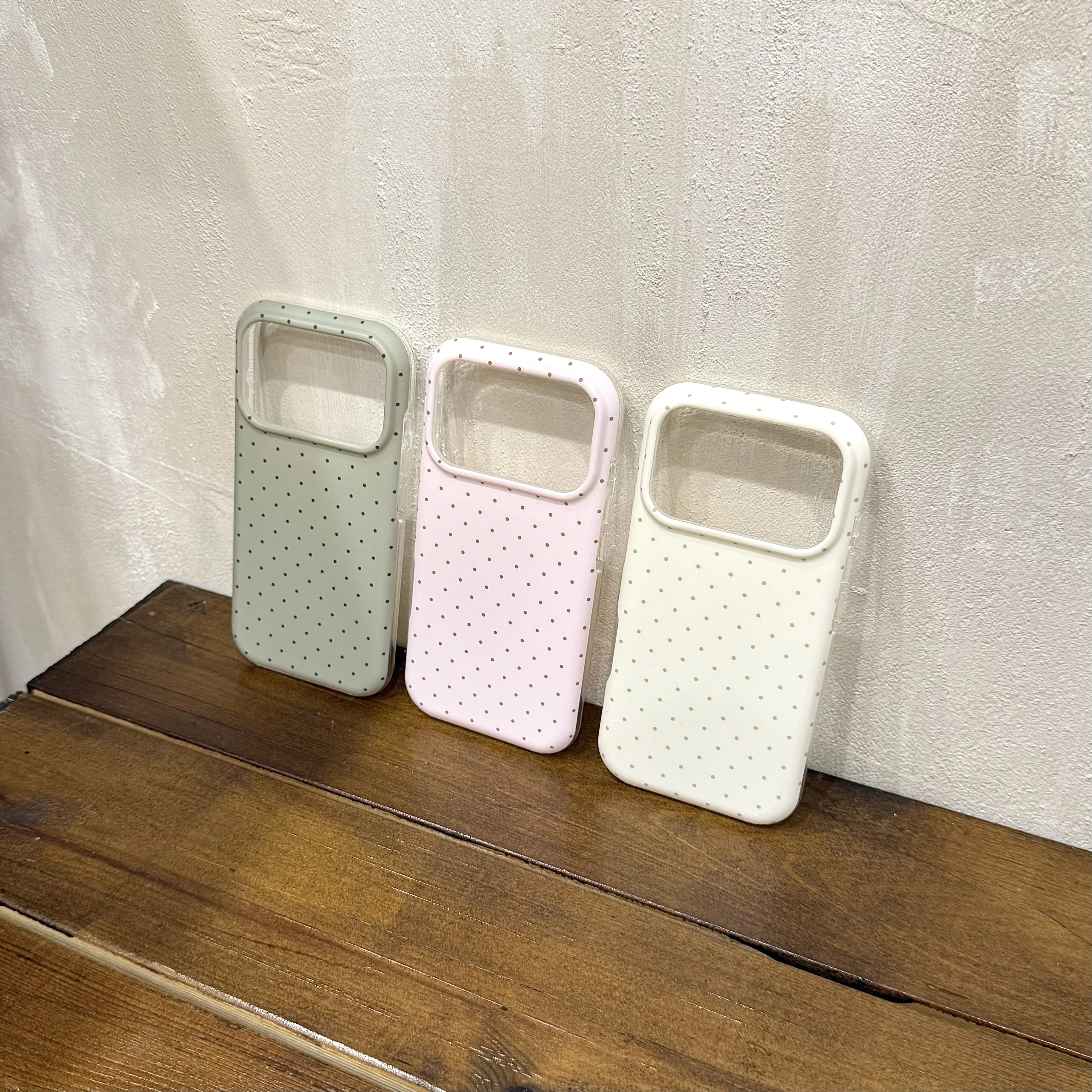 Niedliche Polka Dot Flüssigsilikon Minimalistische Ästhetische Handyhülle für iPhone 18 17 16 15 14 11 12 13 Pro Max Plus Rückseiten-Cover – Detail 6