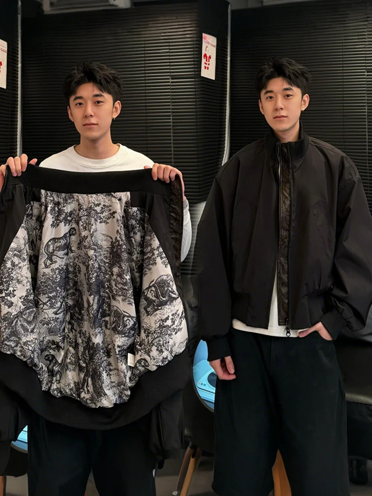 

Лимитированная серия: Черная короткая куртка-бомбер в американском стиле с воротником-стойкой, двусторонняя, к празднованию Года Змеи