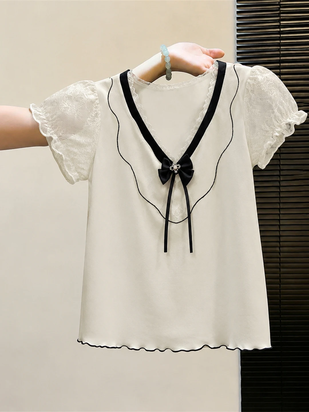 

Sweet Elegant Soft V-Neck Short Sleeve T-Shirt Commute Style High-End Fashion Age-Defying Top for Summer Daily Wear