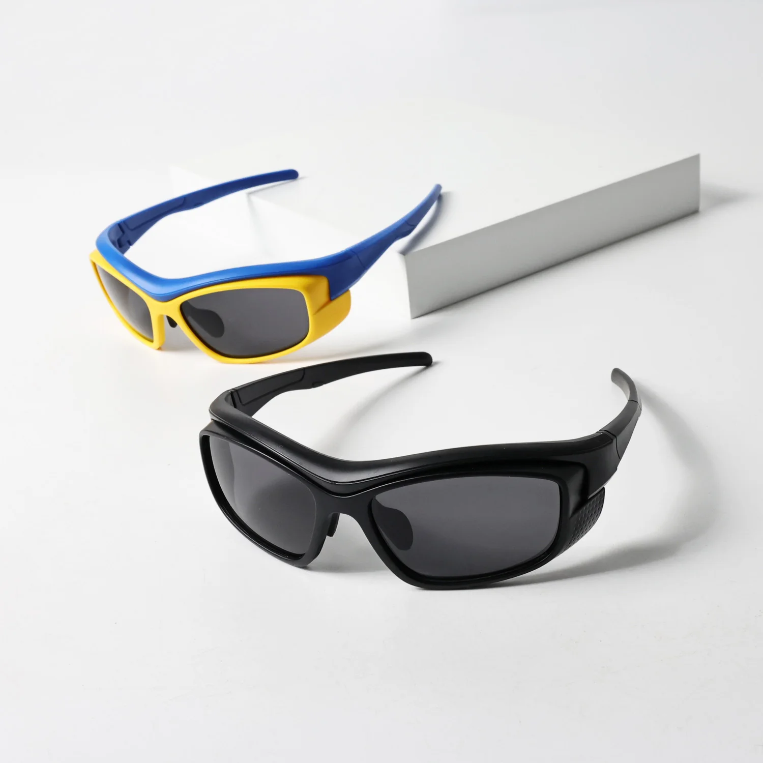 Cyberpunk-style clash color sunglasses, super cool. Y2K futuristic tech feel. Cycling goggles with sun protection and UV protect