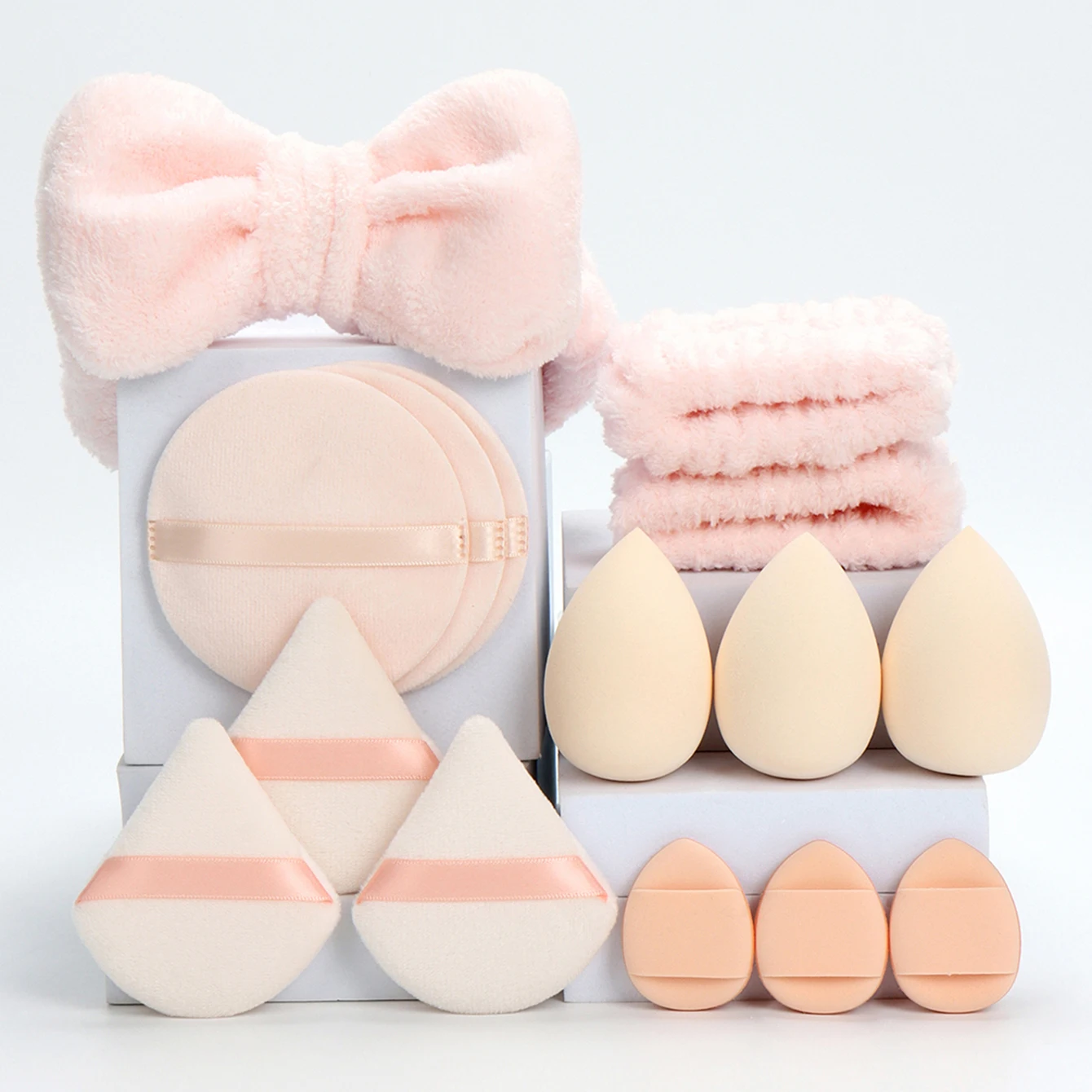 15-częściowy zestaw opasek na głowę z podwójnym paskiem i poduszką powietrzną, składający się z 1 opaski w kształcie motyla oraz 2 opasek na nadgarstki oraz 3 puszek do pudru i A