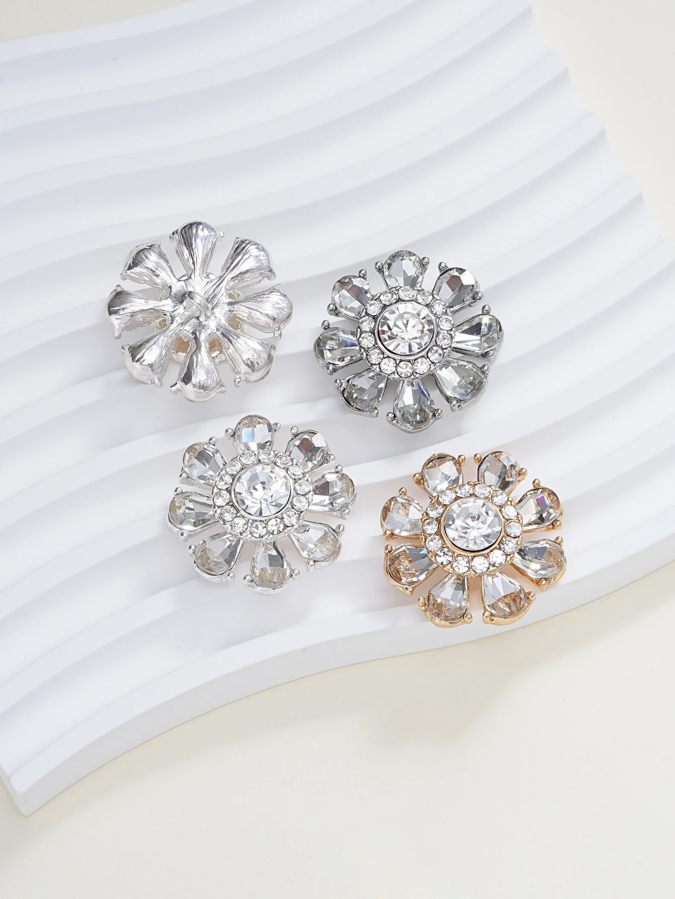 

2pcs/Floral Plate Shaped Luxury Metal Decorative Buckles Fashion Accessory for Versatile Clothing Items