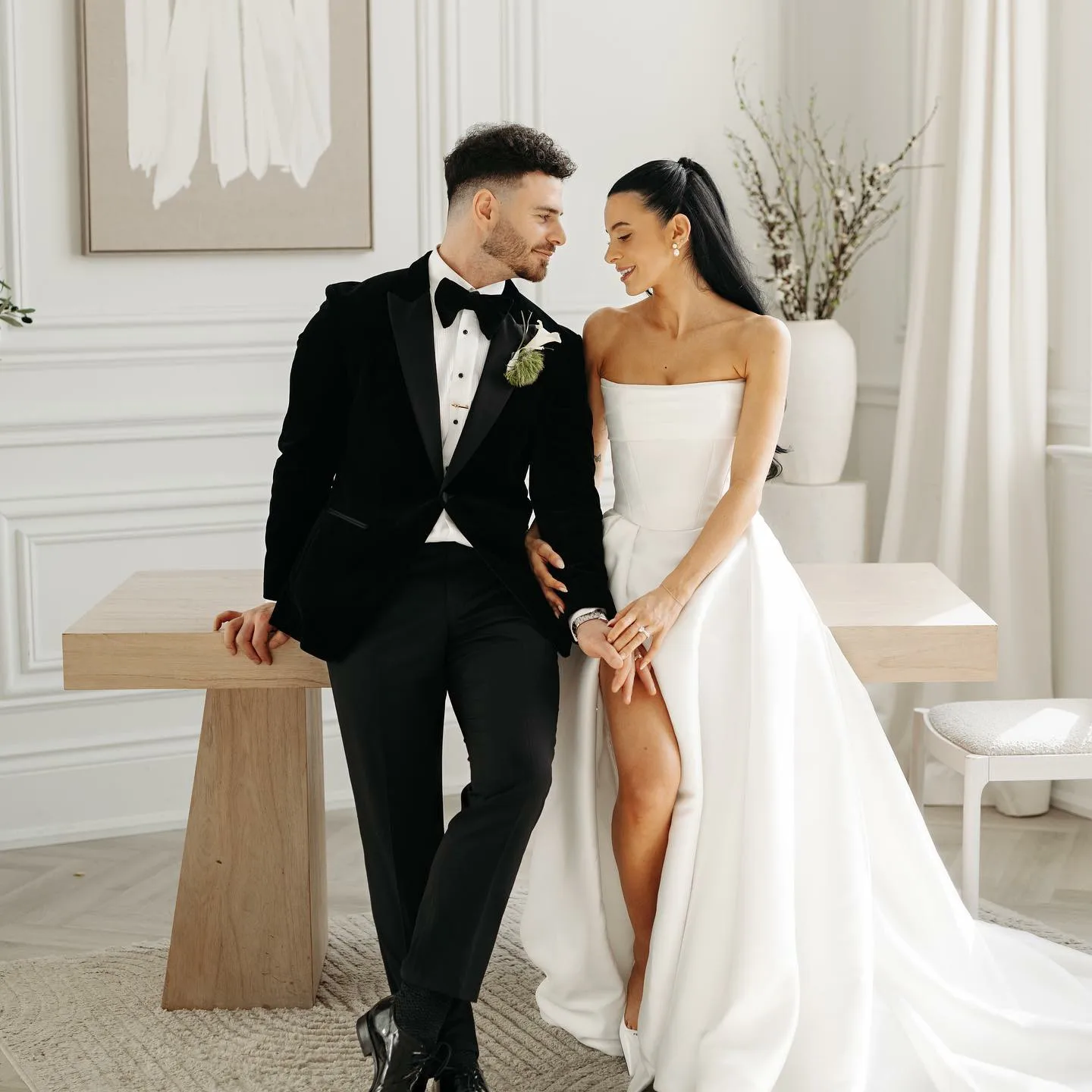 2025년 모던 브라이덜 웨딩드레스 스트랩리스 하이 슬릿 새틴 웨딩 파티 가운 여성 심플 정장 신부 드레스 맞춤 제작