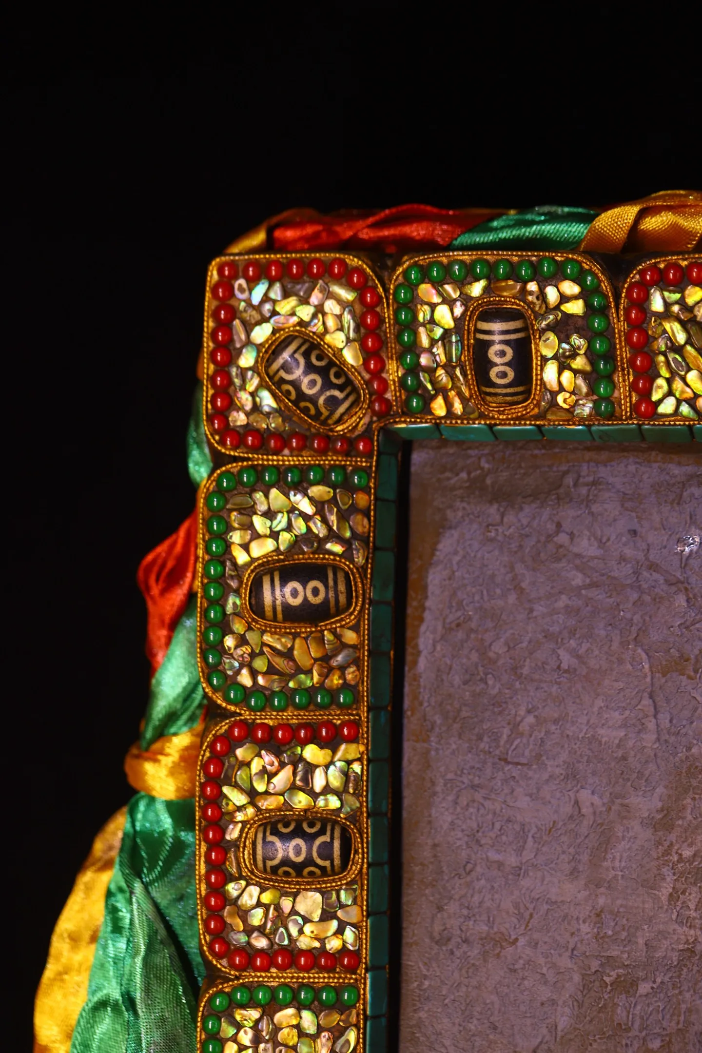 

26-дюймовая панель для тханки из тибетской храмовой коллекции: старинные бусины Гзи из корня бодхи с позолоченной мозаикой из драгоценных камней, голова Будды Гуру Ринпоче, в виде ракушки