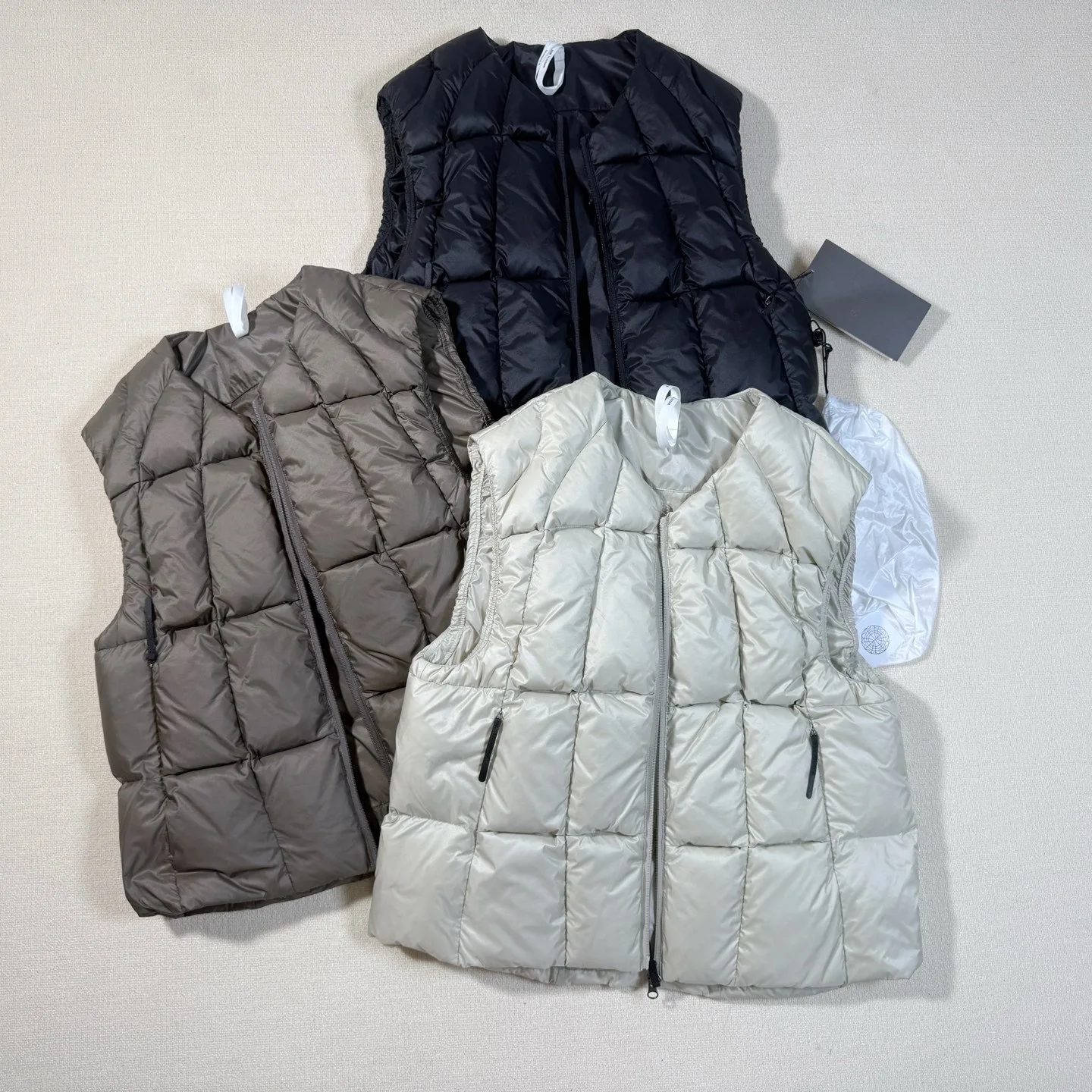 

Water-Resistant 3D Box Bfle down Vest V-Ne Silhouette oulder Pad Warmth Youth Faion Trend White Du down Fill Zipper...