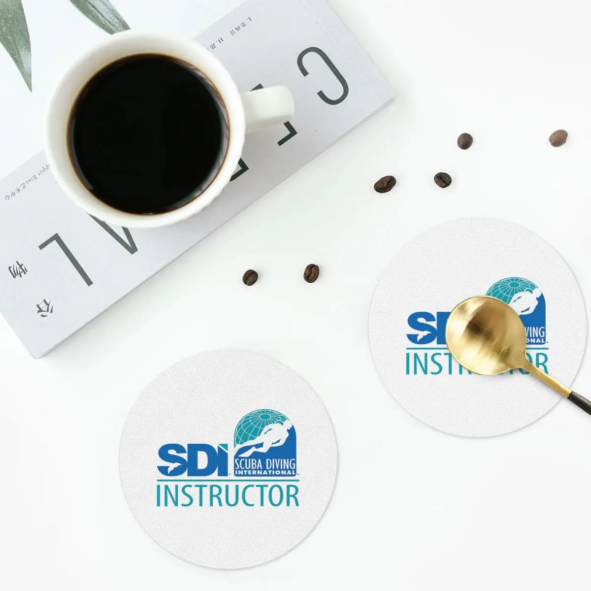 سكوبا ديفينغ إنترناشيونال (SDI) - مفارش جلدية للمدربين، مفارش قهوة عازلة للمنزل، مجموعة من 4 قطع