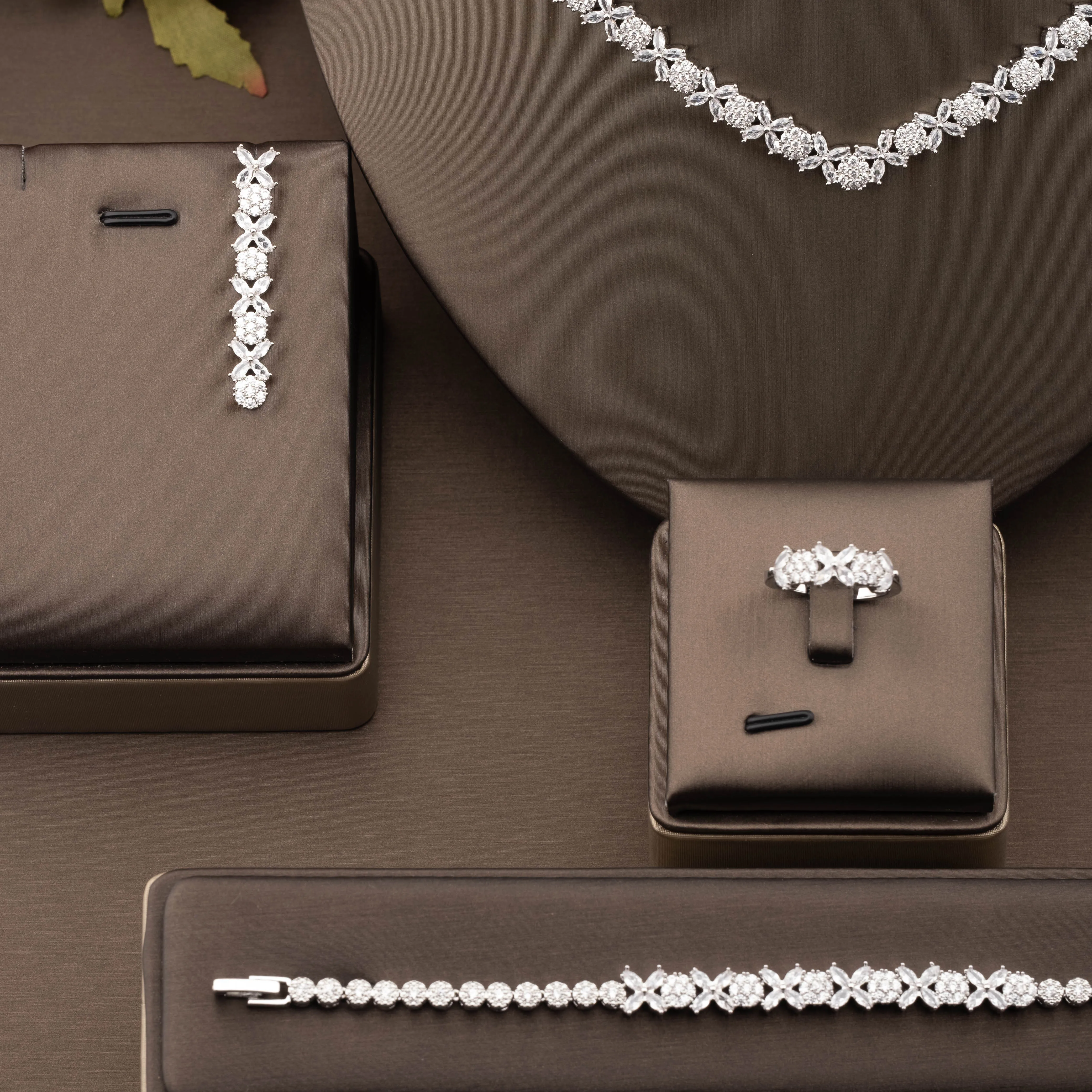 1 set of luxurious and elegant jewelry set with sparkling cubic zirconia and small clover design, suitable for women to wear at weddings and banquets. Gift box not included