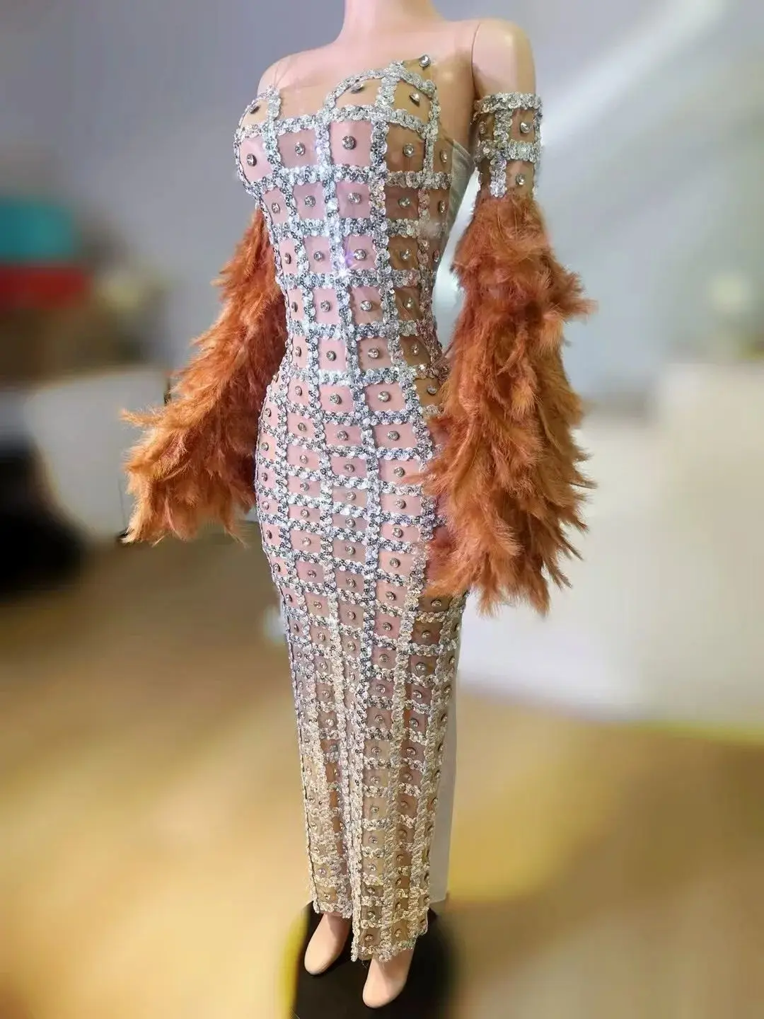 Robe longue glamour en strass transparent avec manches en plumes - Épaules dénudées, design en cristal scintillant pour soirée gala