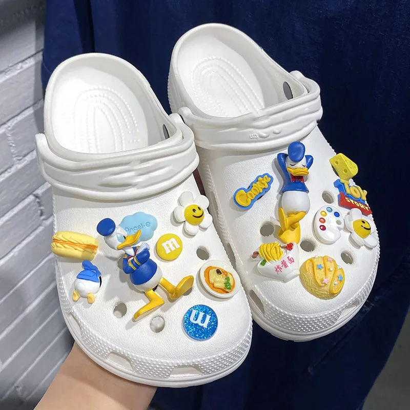 12pcs/set New Disney Shoesflower Donald Duck Cartoon Kawaii Hole Shoes Accessories Buckle Set Diy Decoration Removable Girl gif