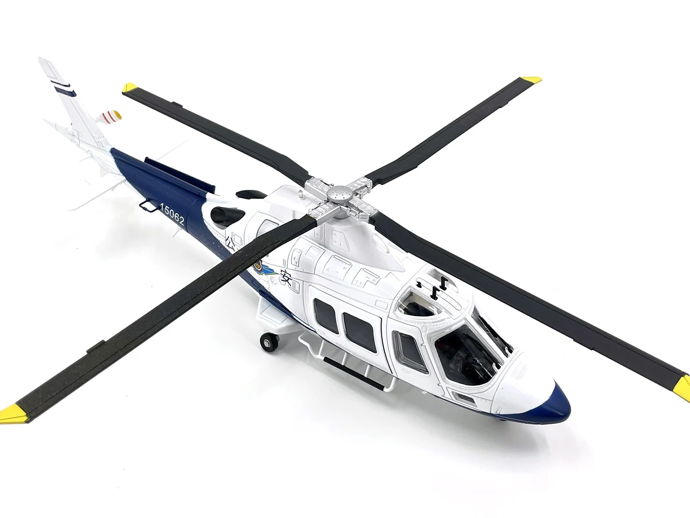 Scale 1/32 Agusta AW109 Helicopter Aviation Simulation Model Alloy Finished Product Collection Toy Gift
