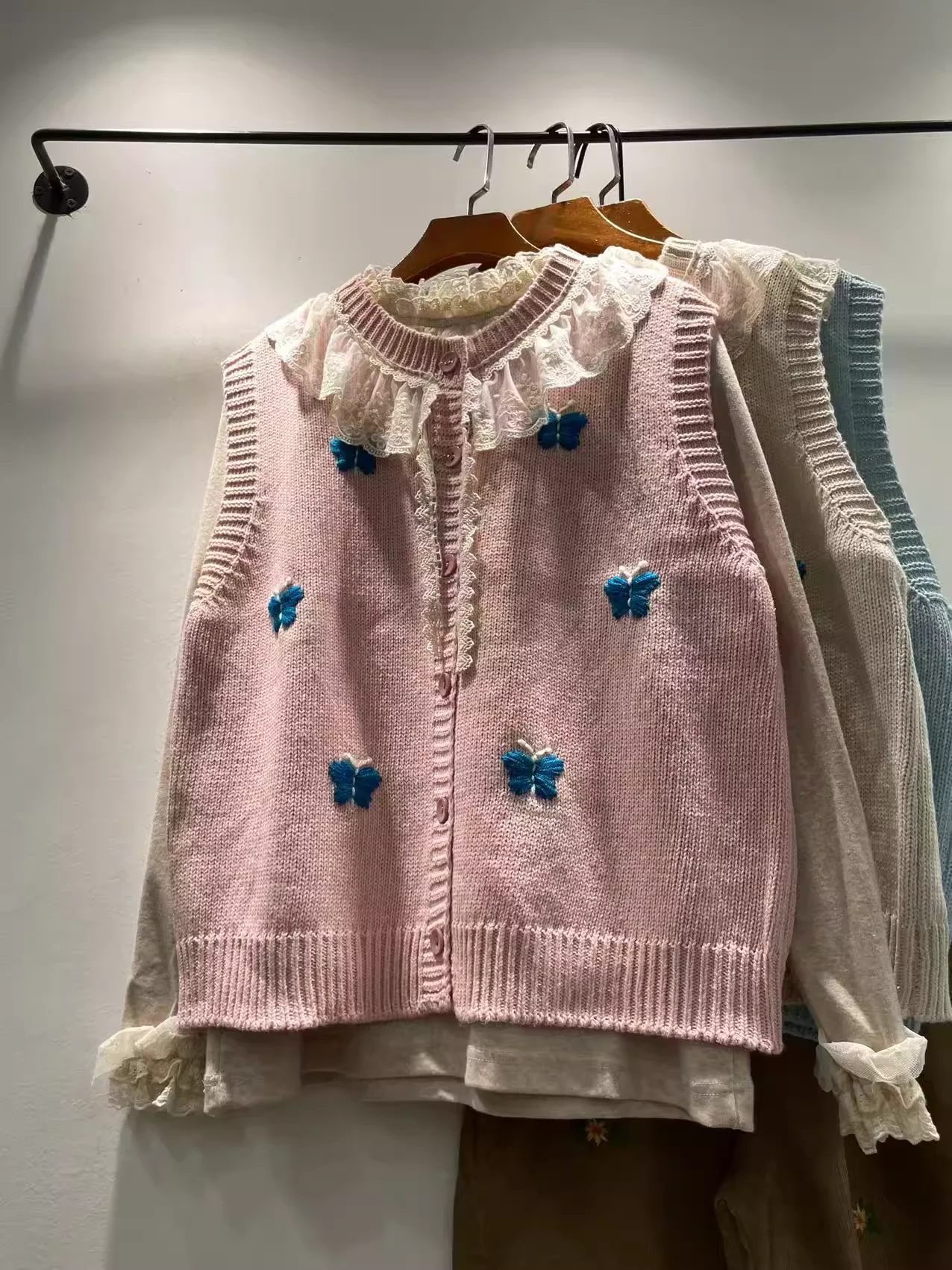 

Японская зимняя женская одежда Mori Girl, сладкий розовый, синий, бежевый свитер с цветочной вышивкой, жилет, трикотаж, милая кавайная одежда