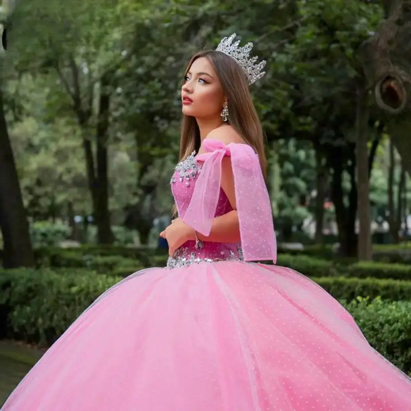 Abiti stile Quinceanera con fiocco rosa con spalle scoperte Abiti Quinceanera con perline Corsetto di cristallo Abiti XV Anos personalizzati 2025