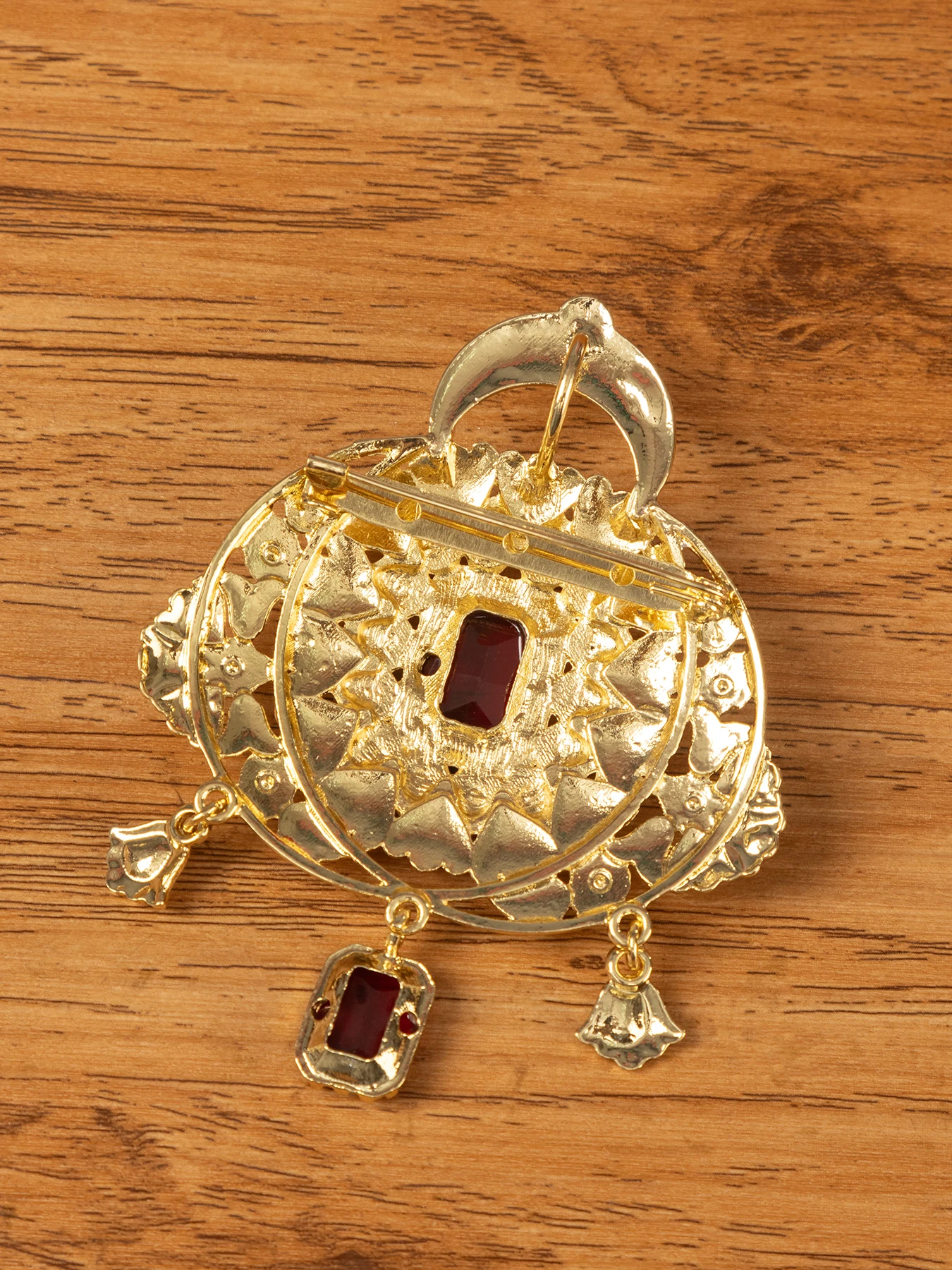 Przepiękna biżuteria ślubna w połączeniu z wykwintnym rzemiosłem, rzeźbionym w stylu marokańskim naszyjnikiem i kolczykami do sukni ślubnej.