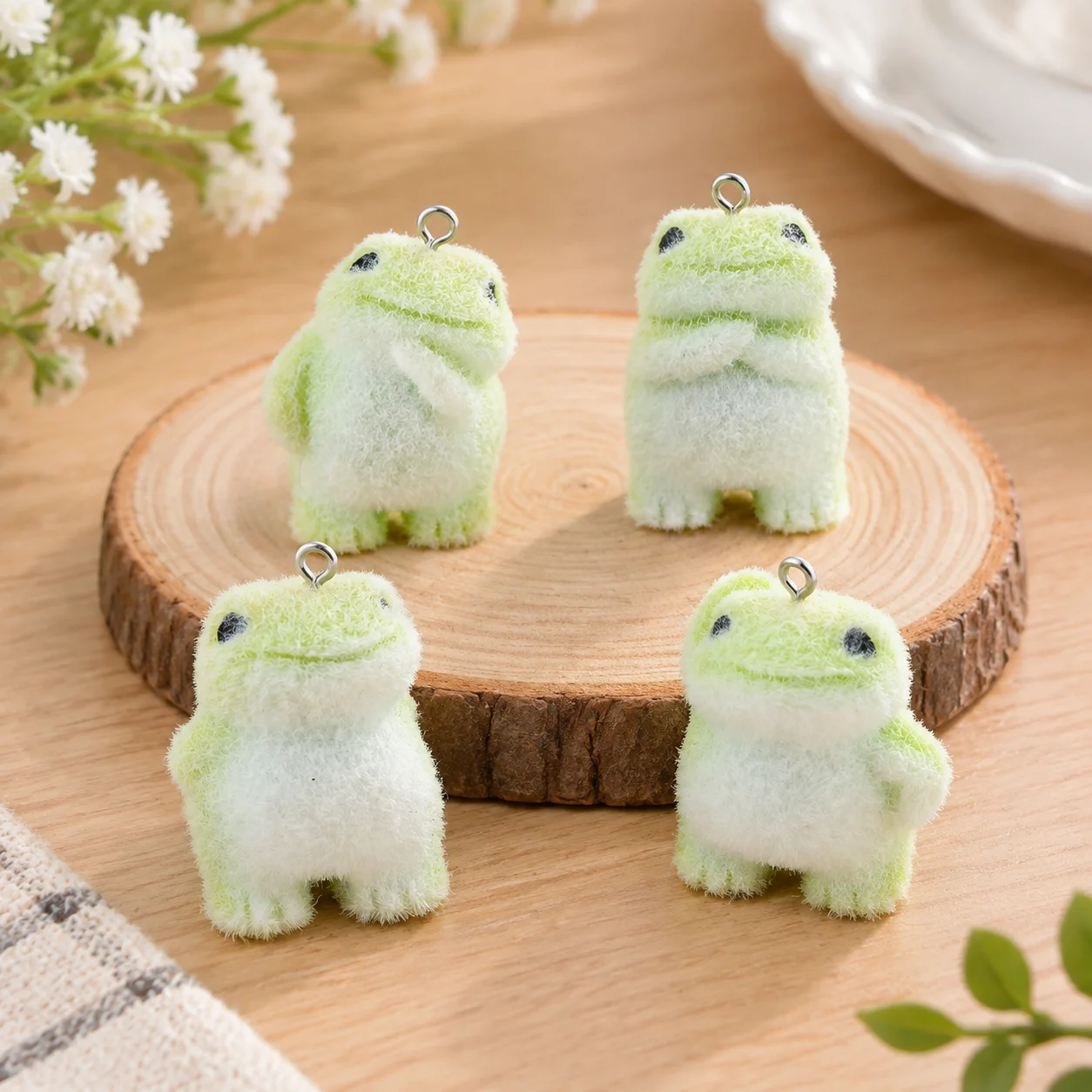 2 Pieces of Plush Resin Cartoon Frog Keychain Handcrafted Accessory for Bags and Purses Decorative Item Accessory
