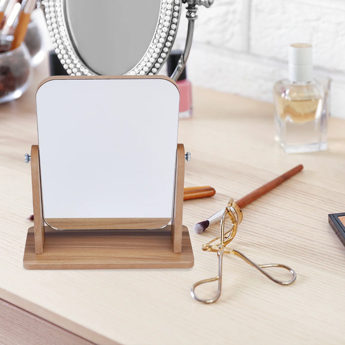 กระจกแต่งหน้าทรงสี่เหลี่ยมหรูหรา กรอบไม้ กระจกตั้งโต๊ะสำหรับผู้หญิง ภาพสะท้อนคมชัด พร้อมที่จัดระเบียบ ของตกแต่งบ้าน
