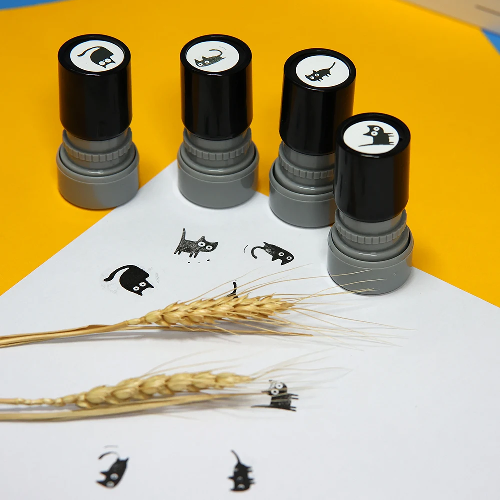 Insegnante Mi, Il Piccolo Gatto, Riattacco Con Un Timbro. L'insegnante Utilizza L'incentivazione Del Timbro Del Gatto Nero Per Stampare L'animale