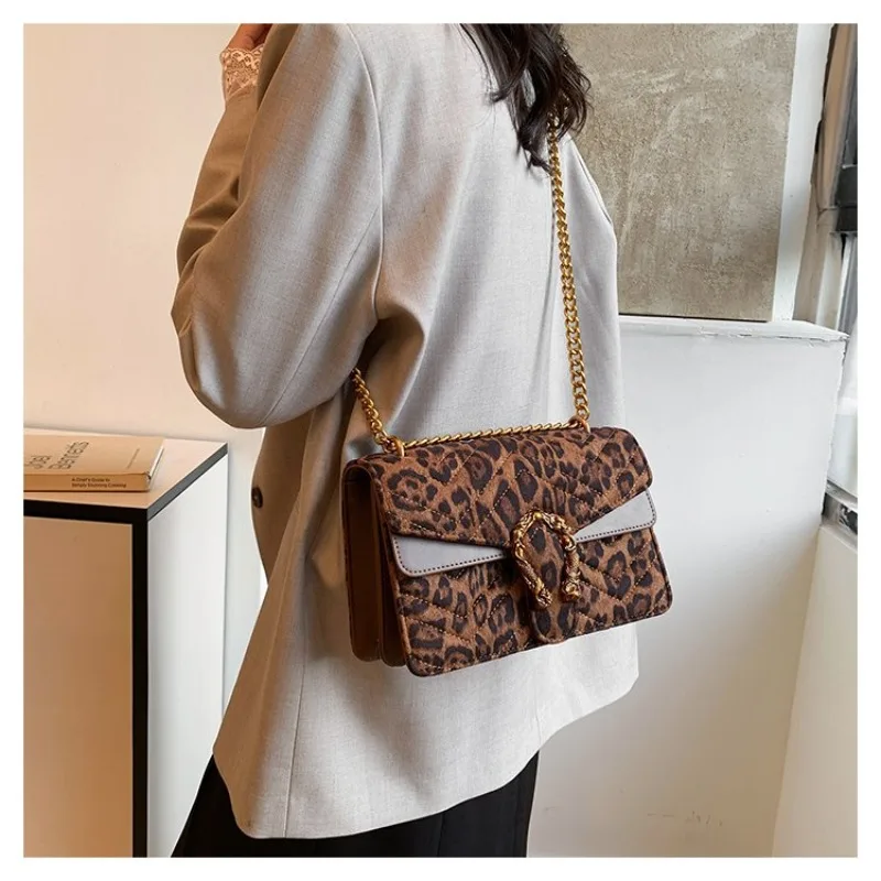 

Бархатная женская сумка с леопардовым принтом, маленькая квадратная сумка с двухслойным откидным чехлом, новая модель 2025, сумка через плечо на одно плечо с цепочкой
