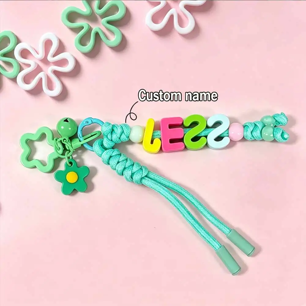 1 Stück personalisierter geflochtener und perlenbesetzter Taschenanhänger – Schlüsselband mit Blumenmotiv, personalisierter bunter Namensanhänger, Weihnachtsgeschenk – Detail 13