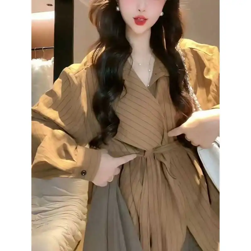 เสื้อผ้าผู้หญิง แฟชั่นฤดูใบไม้ผลิและฤดูใบไม้ร่วง เสื้อคลุมลำลองลายทาง คอตั้ง แฟชั่นวินเทจ แขนยาว แต่งเชือกผูก