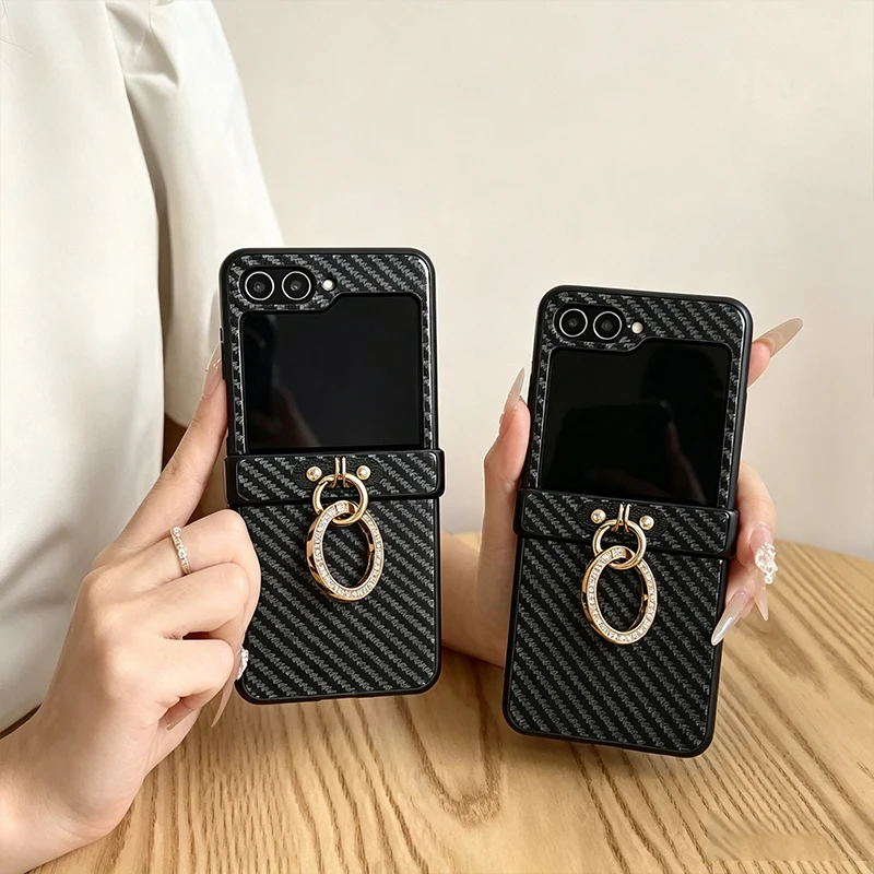 Carbonfaser-Streifen-Leder-Handyhülle für Samsung Galaxy Z Flip 7 6 5 4 3 5G Hartschale mit Diamantbeschichtetem Ringverschluss