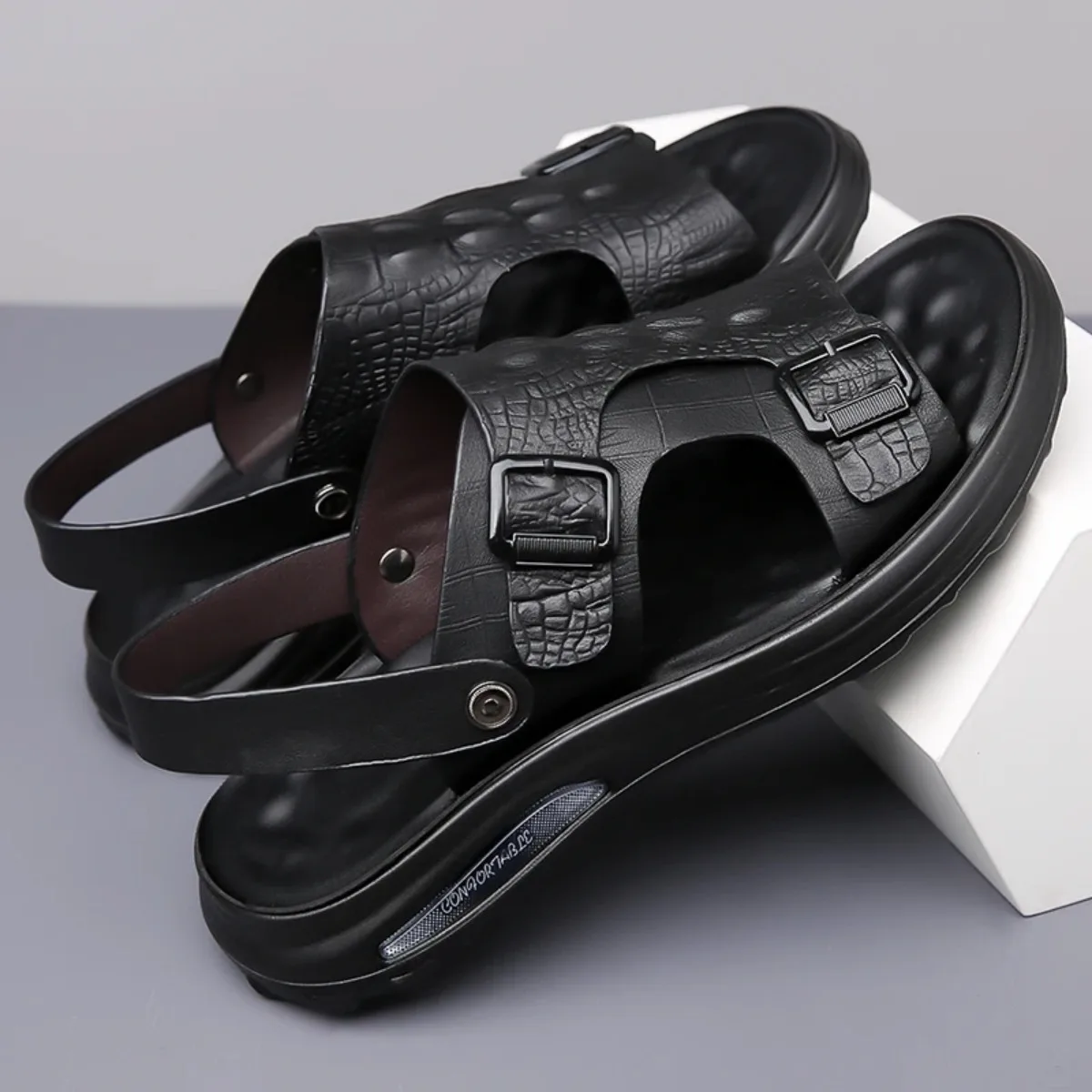 Men's Outdoor Crocodile-Print Flip-Flops With Thick Sole Anti-Slip Design Casual Shoes Breathable Comfortable For Sandy Beaches.