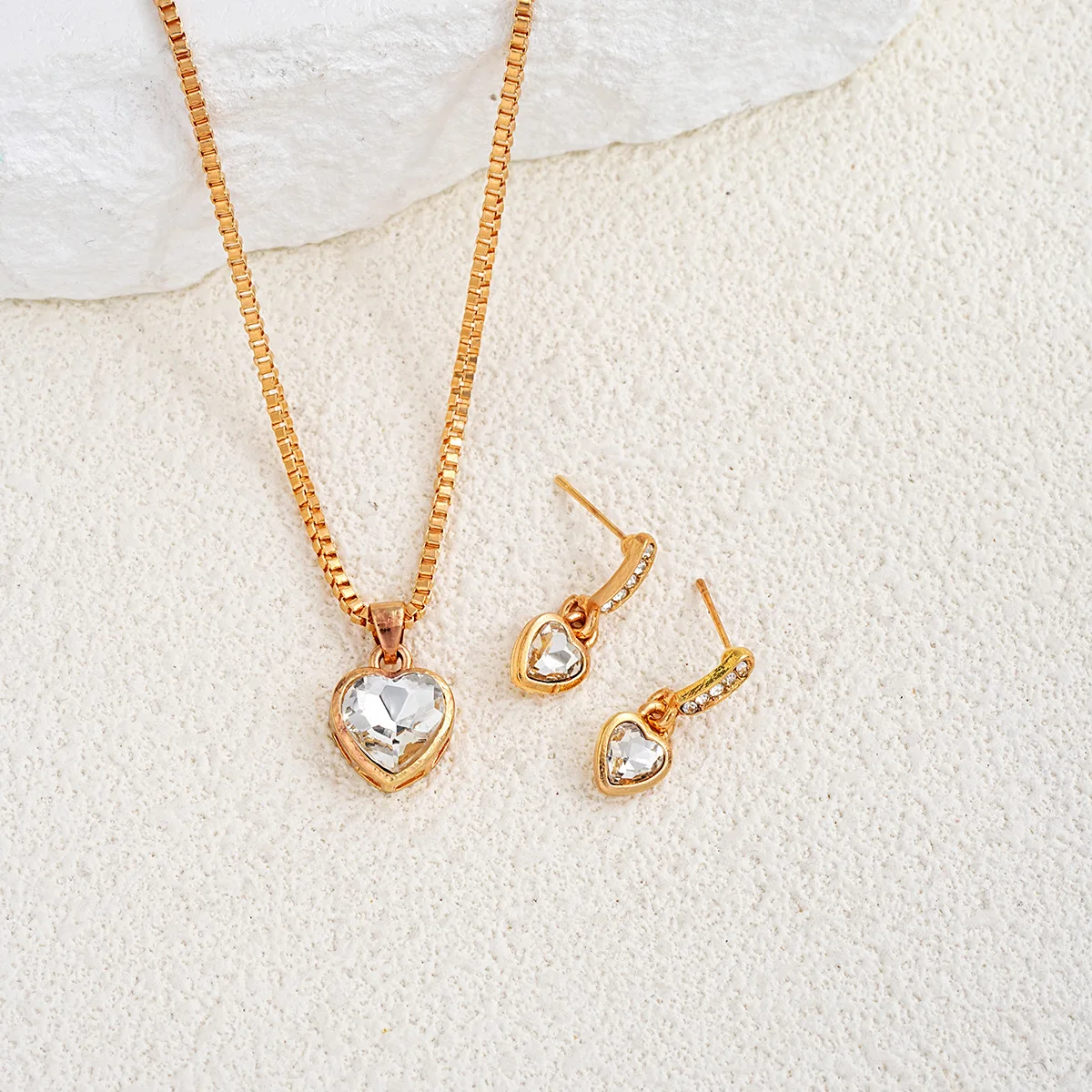 Trendiges Schmuckset mit Kristallherzanhängern für Damen, bestehend aus Ohrringen und einer Halskette, schlicht und zart, ideal für den täglichen Gebrauch und als Accessoire für Partys. – Detail 3