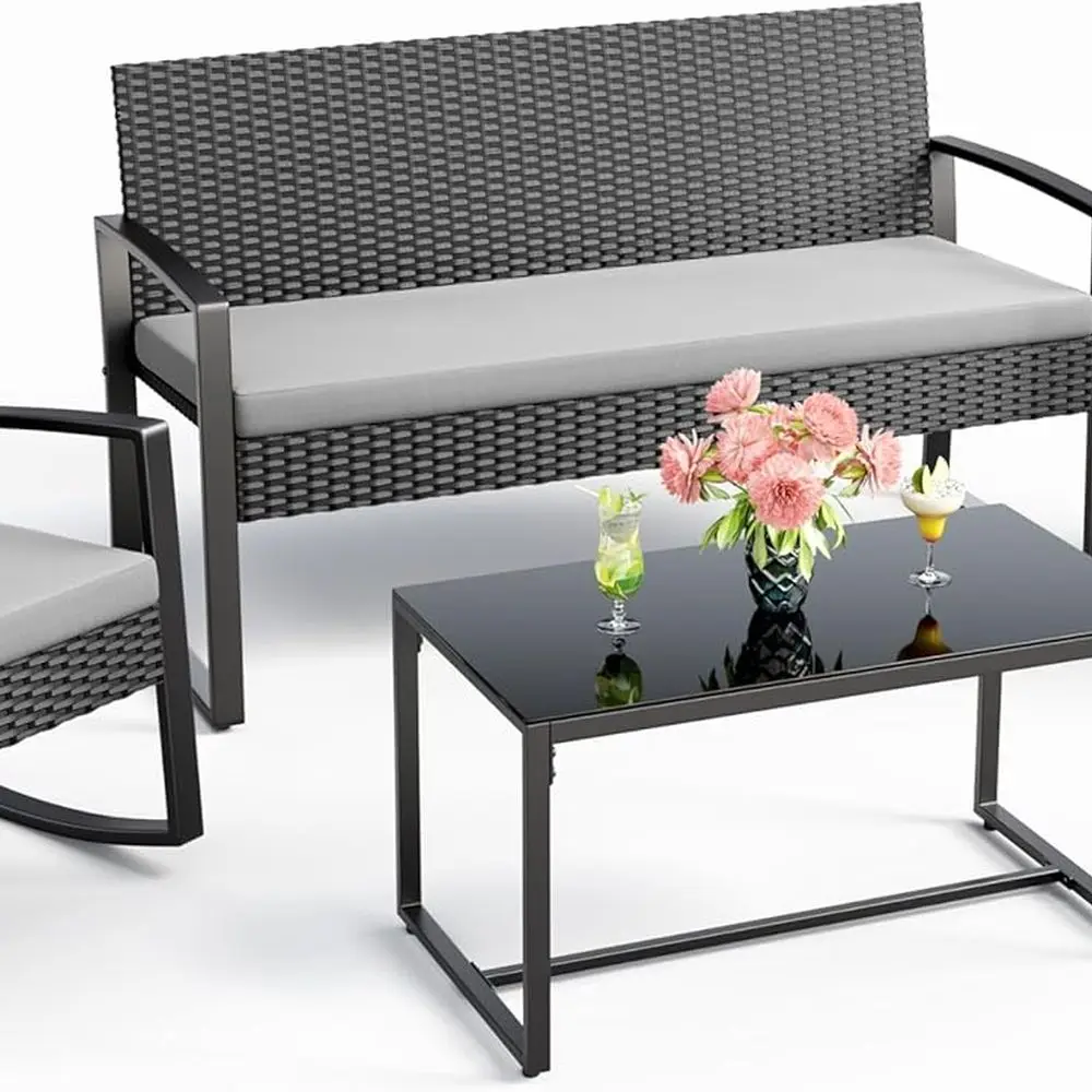 

Серый плетеный набор для патио на открытом воздухе со стеклянным журнальным столиком, мебель для бистро из 4 предметов для отдыха на заднем дворе или у бассейна