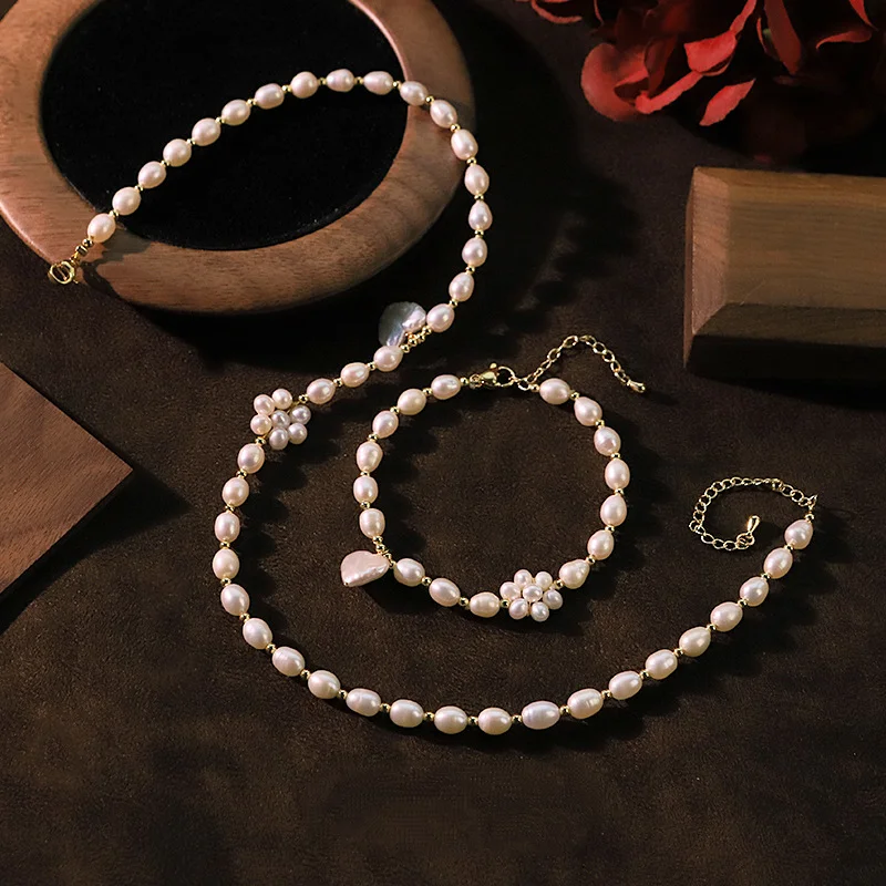 

Fresh Style Handmade Pearl Heart Beaded Necklace Bracelet Combo Elegant Versatile Premium Texture Fashion Jewelry Set For Ladies