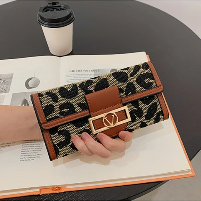 

Stylish Women's Wallet, High-Capacity Card Holder with Close Your Eyes and Enter Design, Easy to Carry