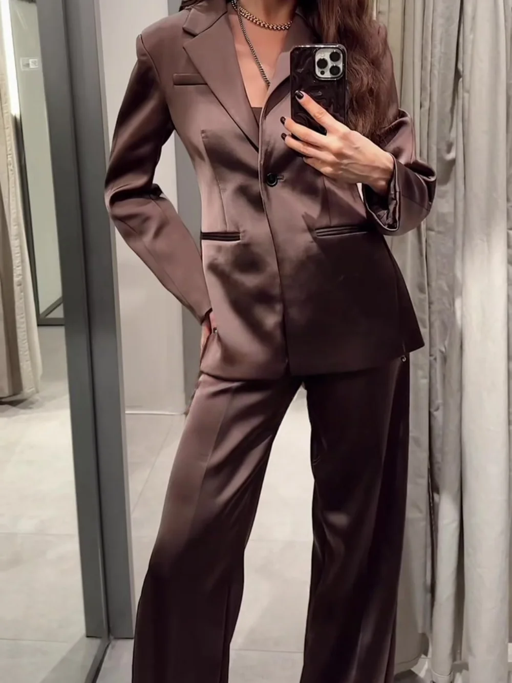 

Женский весенний костюм: однотонный пиджак с открытой спиной и брюки с высокой талией — костюм в уличном стиле