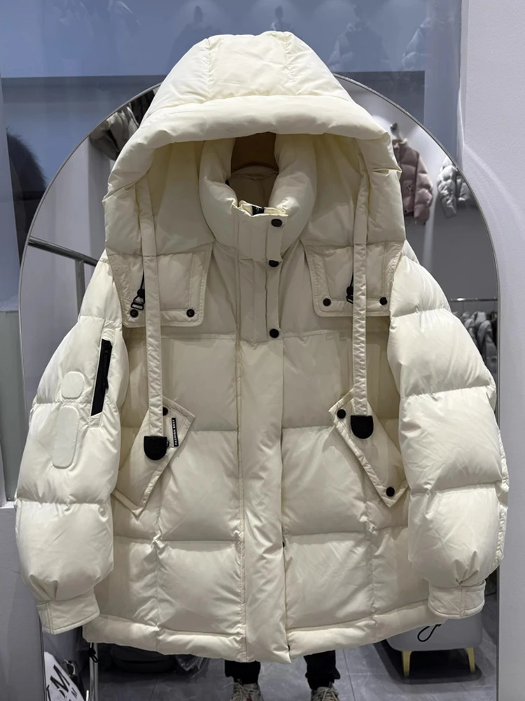 เสื้อแจ็คเก็ตขนเป็ดสีขาวสำหรับผู้หญิง รุ่นใหม่ประจำฤดูหนาวปี 2025 ความยาวปานกลางถึงยาว  แบบอเนกประสงค์ หนา หลวม ทันสมัย และให้ความอบอุ่น