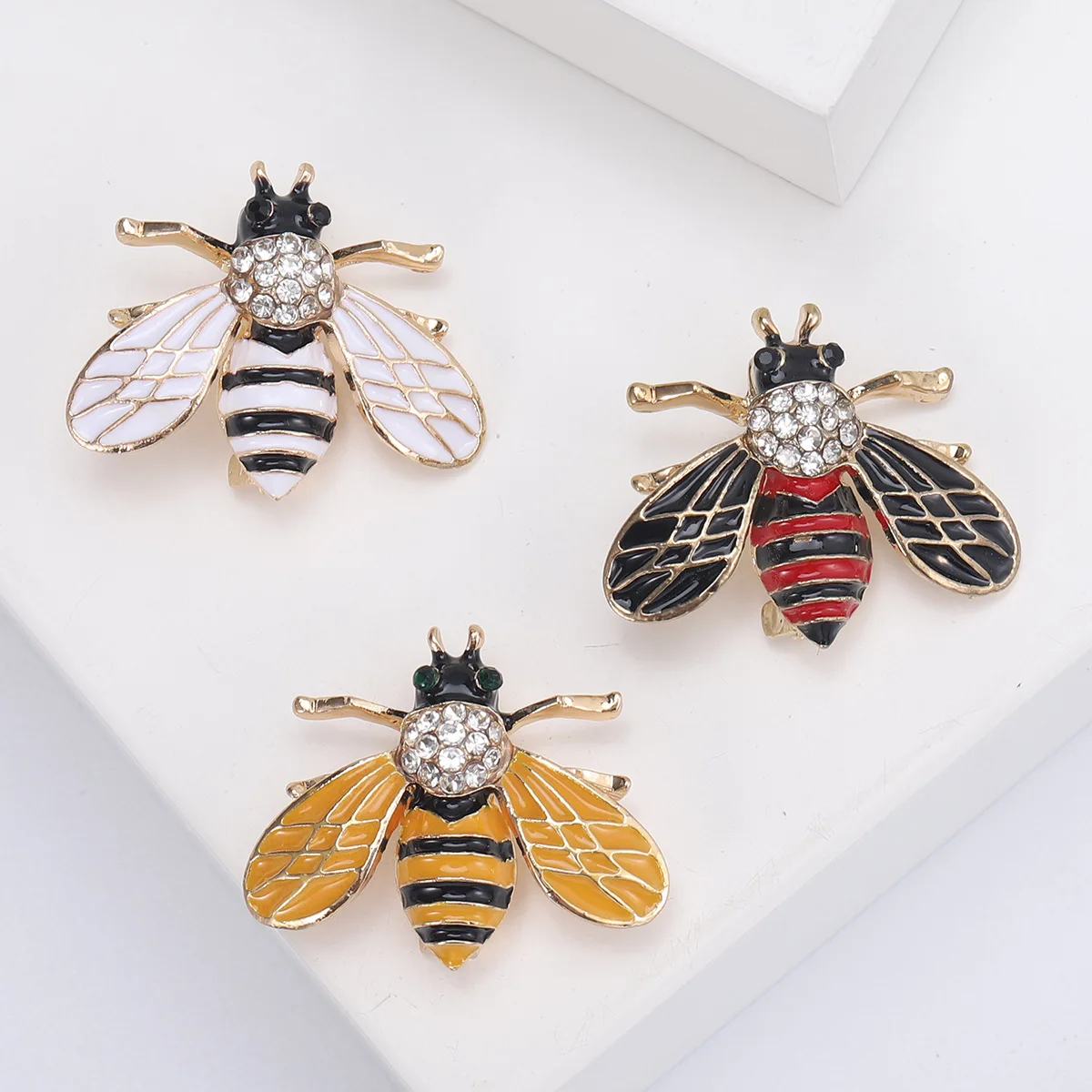 

Vintage Bee Brooches for Women Girls Elegant Insect Lapel Pins Classic Lady Dress Suit Jewelry Accessories Gifts