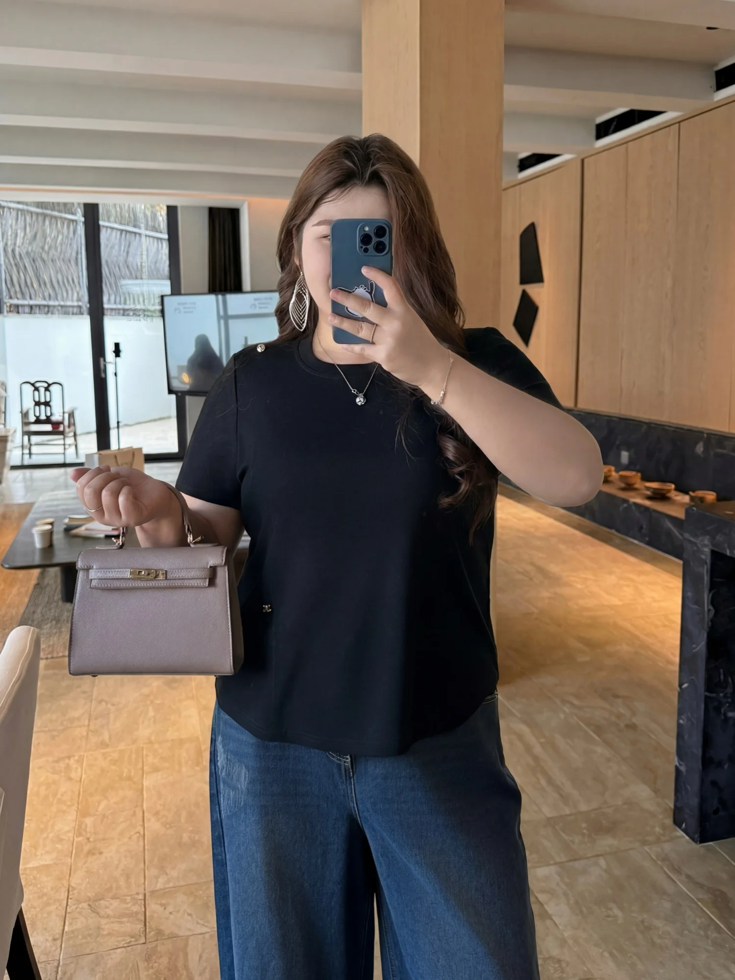 

Женская футболка больших размеров с круглым вырезом и коротким рукавом, простой стиль, стройнящий крой, подходит для повседневной носки, из полиэфирного волокна, стандартный крой.