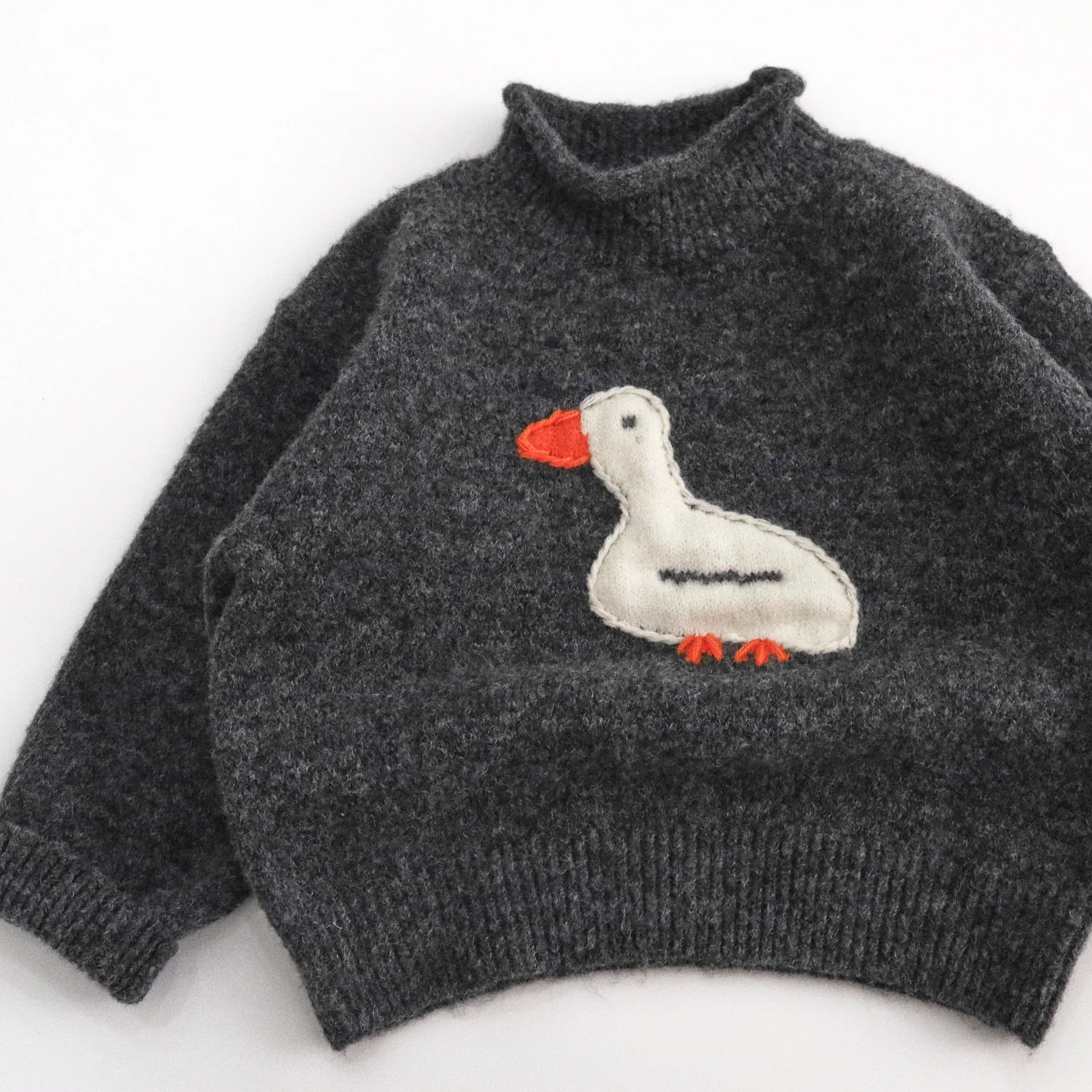 LILIGIRL Herbst Neue Kinder Pullover Rollkragen Mädchen Strickwaren Nette Ente Gestickte Jungen Stricken Pullover Kinder Kleidung