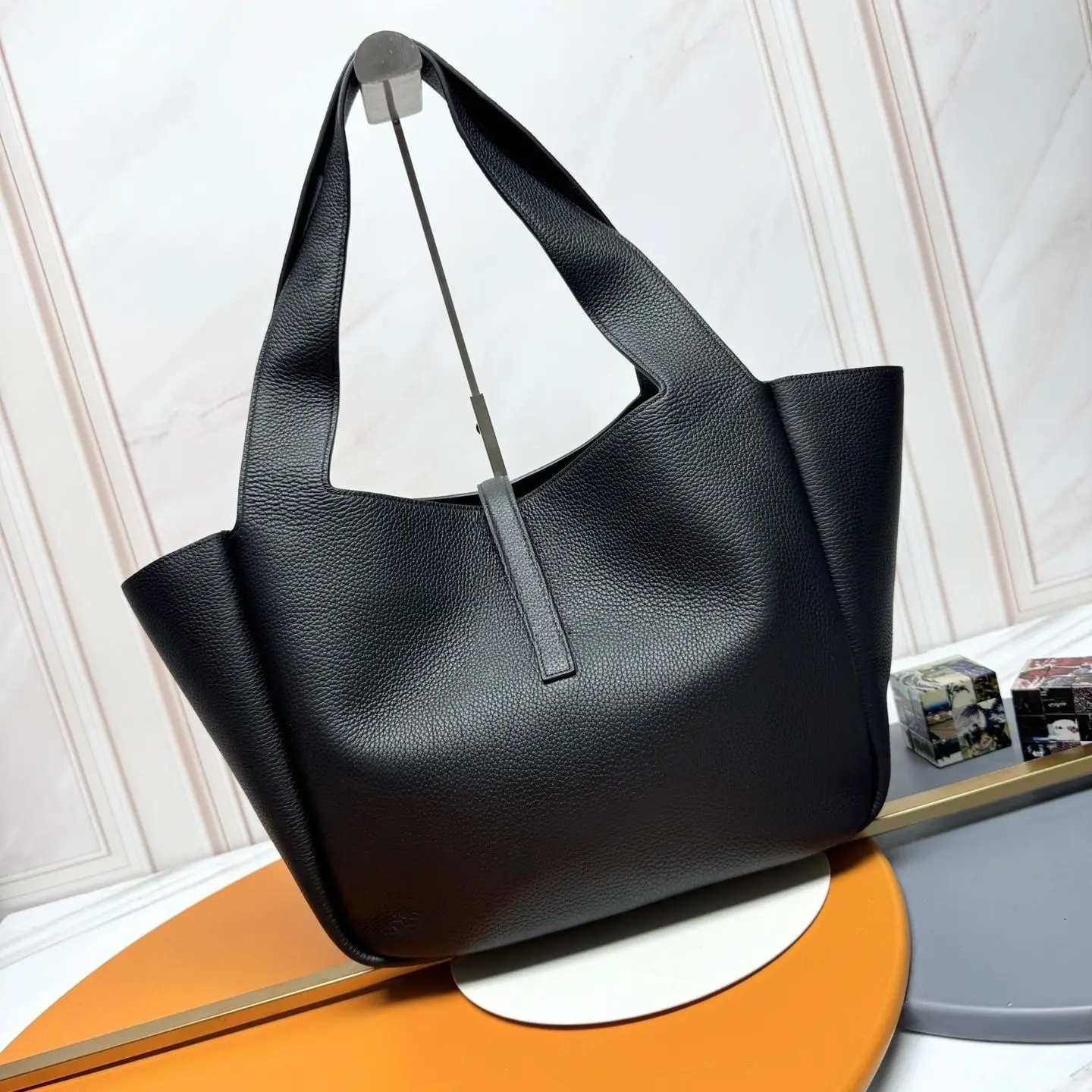 

Classic genuine leather handbag, classic shoulder bag, spacious, understated yet luxurious.YB